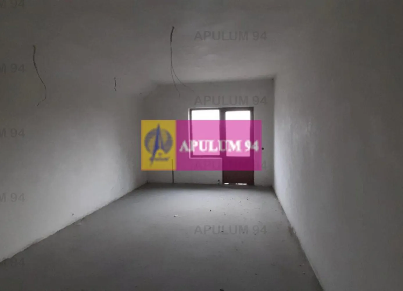 Casa spatioasa cu toate utilitatile langa Bucuresti - In inima localitatii 1 Decembrie, la nici 300ml de Primarie si literalmente la 2 pasi de magazinul La 2 pasi, cu scoala generala la nici 200 ml, Biserica la 250ml si capatul de linie al autobuzului care duce la Metrou Eroii Revolutiei la nici 2 minute mers pe jos, avem o casa mare si frumoasa, tip duplex, cu toate utilitatile. Casa este constructie 2007-2008, este construita din caramida porotherm, are structura de rezistenta din cadre de beton armat. Compartimentarea este placuta si practica, la parter avem zona de socializare cu un living cu dimensiune de salon de peste 45mp, cu o bucatarie foarte spatioasa de peste 20mp, deschisa ce comunica cu livingul si avem astfel un open space de peste 60mp foarte bine vitrat si luminos. tot la parter avem si grupul sanitar cu aerisire prin fereastra si spatiul tehnic pentru centrala. La etaj avem 3 dormitoare deservite de 2 grupuri sanitare, fiacere dormitor beneficiind de balcon propriu. Casa se va preda fara finisaje si cel care va cumpara isi va putea face singur dupa bunul plac finisajele.Pentru mai multe detalii și programarea de vizionări nu ezitați să mă conatactați, Daniel, Apulum94. Facilităm și achiziționarea prin credit ipotecar prin intermediul partenerilor, agenția imobiliară percepe un comision de 3% din prețul de tranzacționare și la vizionare se semnează contract de prestări servicii.