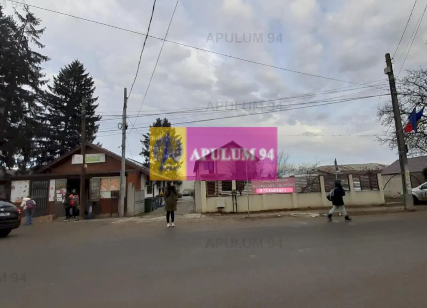 Casa spatioasa cu toate utilitatile langa Bucuresti - In inima localitatii 1 Decembrie, la nici 300ml de Primarie si literalmente la 2 pasi de magazinul La 2 pasi, cu scoala generala la nici 200 ml, Biserica la 250ml si capatul de linie al autobuzului care duce la Metrou Eroii Revolutiei la nici 2 minute mers pe jos, avem o casa mare si frumoasa, tip duplex, cu toate utilitatile. Casa este constructie 2007-2008, este construita din caramida porotherm, are structura de rezistenta din cadre de beton armat. Compartimentarea este placuta si practica, la parter avem zona de socializare cu un living cu dimensiune de salon de peste 45mp, cu o bucatarie foarte spatioasa de peste 20mp, deschisa ce comunica cu livingul si avem astfel un open space de peste 60mp foarte bine vitrat si luminos. tot la parter avem si grupul sanitar cu aerisire prin fereastra si spatiul tehnic pentru centrala. La etaj avem 3 dormitoare deservite de 2 grupuri sanitare, fiacere dormitor beneficiind de balcon propriu. Casa se va preda fara finisaje si cel care va cumpara isi va putea face singur dupa bunul plac finisajele.Pentru mai multe detalii și programarea de vizionări nu ezitați să mă conatactați, Daniel, Apulum94. Facilităm și achiziționarea prin credit ipotecar prin intermediul partenerilor, agenția imobiliară percepe un comision de 3% din prețul de tranzacționare și la vizionare se semnează contract de prestări servicii.