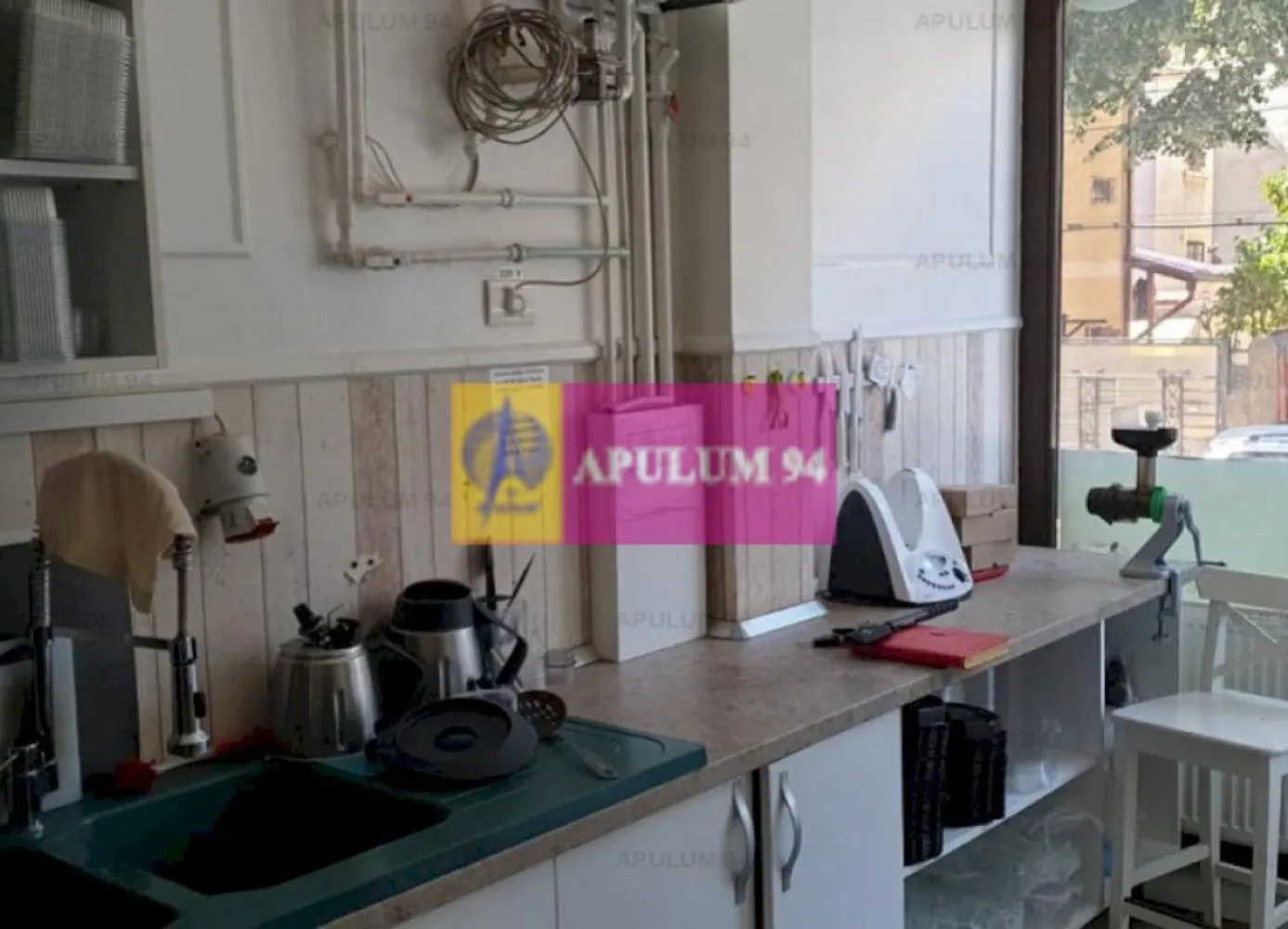 Spatiu Comercial Frumos si Modern UltraCentral - In apropiere de Calea Mosilor, intr-o zona in care se imbina arhitectura Bucurestiului de odinioara cu frumoasele cladiri noi, la parterul unui bloc modern construit in 2014, exista un spatiu comercial open space, ideal activitati comerciale si pentru activitati de birou, cabinet, laborator food, optica medicala sau orice altceva. Un spatiu modern la câteva minute de metrou Piata Obor, cu acces facil la tot ce are Bucurestiul mai frumos, parcul Grădina Icoanei la 10 minute, Universitate sau Piața Romană la 15 minute, Bulevardul Ștefan cel Mare la 7 minute, cele mai bune scoli din oras la 5-6 minute, cluburi, teatre, centre culturale, terase si resturante cu specific national si international. Un spatiu perfect pentru orice tip de afacere. Prețul include și locul de parcare situat la subteran. Pentru mai multe detalii și programarea de vizionări nu ezitați să mă conatactați, Daniel, Apulum94. Facilităm și achiziționarea prin credit ipotecar prin intermediul partenerilor, agenția imobiliară percepe un comision de 3% din prețul de tranzacționare și la vizionare se semnează contract de prestări servicii.
