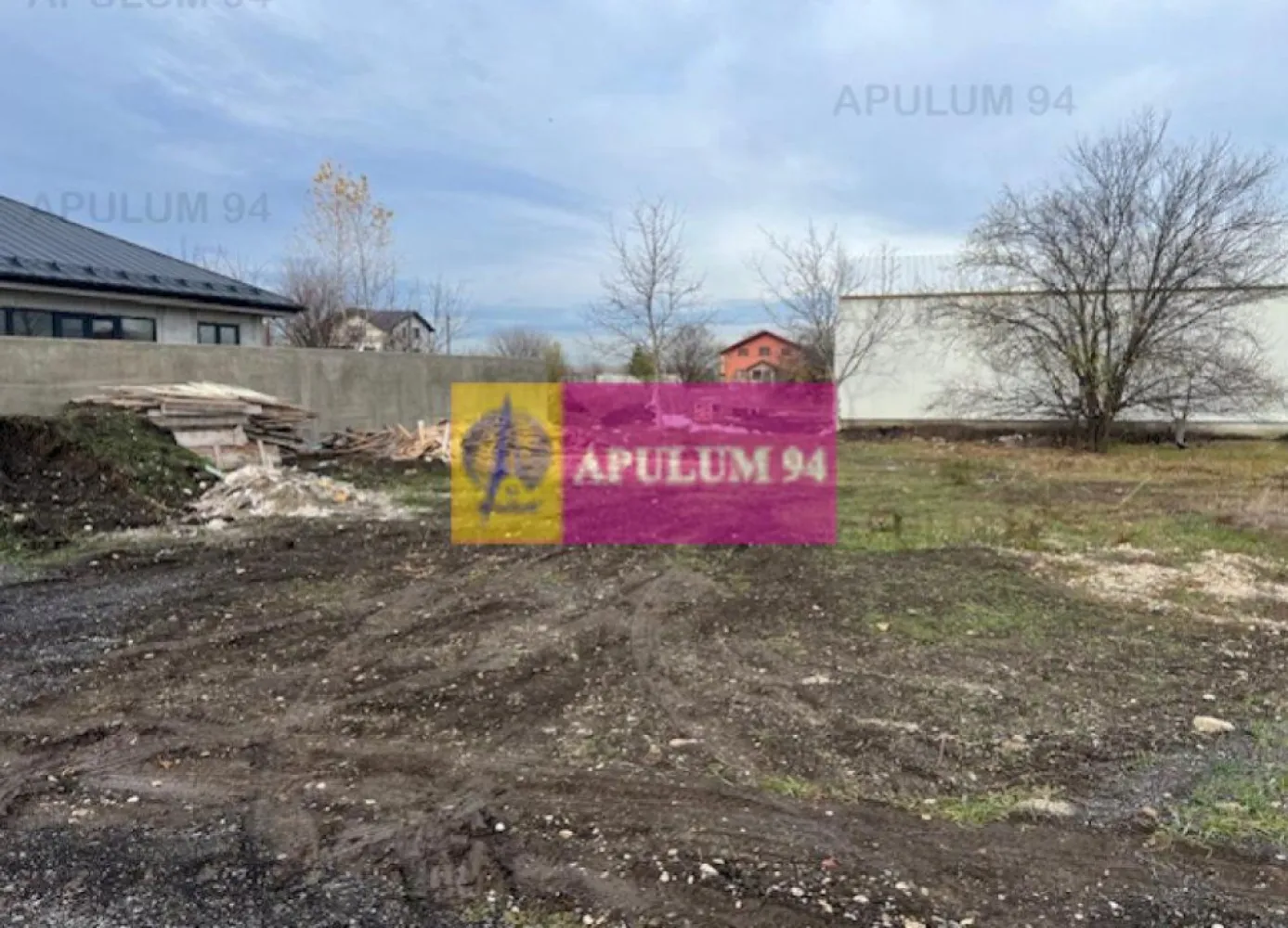 Teren Cornetu- Aeroportului. - Compania imobiliara Apulum 94 va propune un lot de teren situat pe un drum de servitute din Str Aeroportului, la aproximativ 300 metri de Sos Alexandriei.
Drumul de servitute are 5 metri latime si este pietruit. 
Terenul este al 5-lea lot, se intra aproximativ 100 metri pe acest drum de servitute.
Terenul are 677, 95 mp curati la care se adauga 122,81 mp cota din drumul de servitute. 
Deschiderea terenului la drum este de 26 metri. 
Utilitatile ce trec prin fata terenului sunt gaze si curent, iar apa si canalizarea sunt pe str Aeroportului- la 100 metri de teren.
Este o zona in dezvoltare cu mare potential, foarte linistita, cu vecini civilizati.
Pentru vizionare si alte detalii nu ezitati sa ma contactati pe nr 0733683446- Laura Ionescu.