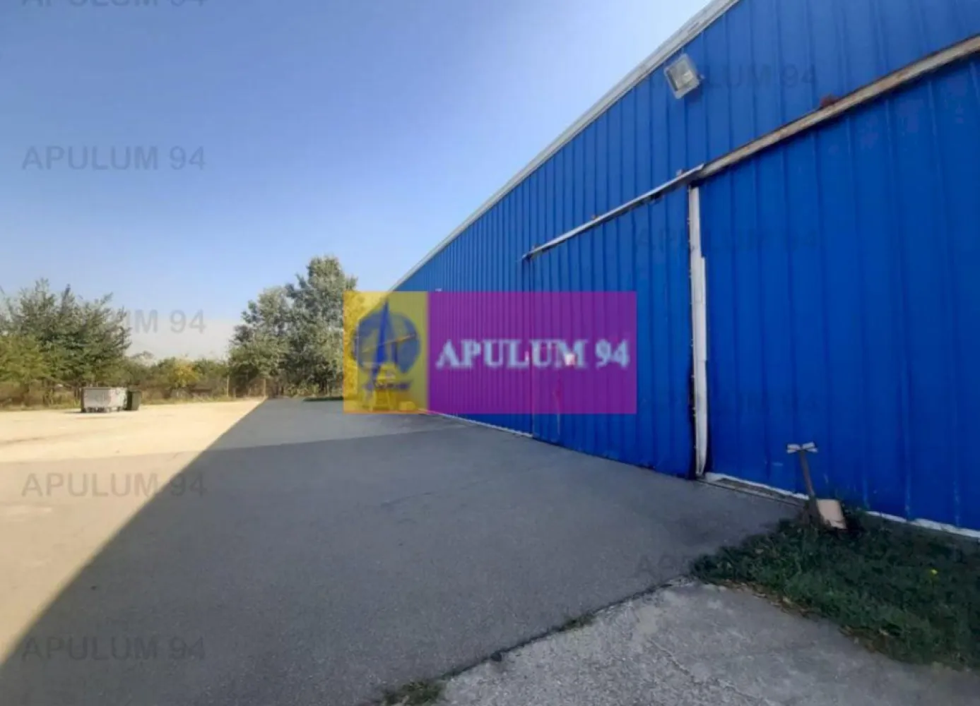Spatiu Logistic langa Bucuresti Hala 5000 mp - Hala la marginea Bucurestiului, in localitatea 1 Decembrie, cu acces facil prin DN5, Soseaua Giurgiului, la nici 3 km de noul inel de centura A0, cu toate facilitatile si cu tot ce trebuie pentru a desfasura activitati de productie, depozitare si de ordin logistic. In acest moment hala este comapartimentata pe doua zone, una de primire marfa si una de productie delimitate de un perete antifoc cu usa aferenta tot antifoc bineinteles. Avem senzori de fum si din nou hidranti, din punct de vedere securitate avem camere cu senzori de alarmare legate la firma de paza care are un timp de reactie sub 5 minute, Avem 2 cai de acces auto, doua pentru 3,5 tone si una pentru tir cu acces tir in toata hala. Hala este ca si dimensiune undeva cu o latime de 60 metri liniari si o lungime de 80 metri liniari cu acces din 2 laturi.Avem pardosela betonata si neteda ce permite transportul marfurilor cu stivuitorul si portapaletul, avem stalpii de sustinere echipati cu hidranti si curent electric, avem springlere, avem si aer comprimat, sisteme de ventilatie, luminatoare care fac lumina suficienta si fara sa aprindem un bec in toata hala, avem un megawat dedicat pentru a ne desfasura activitatea (pret mai bun pentru curent decat consumatorii casnici evident), avem spatii pentru birouri si oferim facilitatea de a inchiria birouri si in cladirea de birouri de langa hala, avem put forat de mare adancime propriu cu instalatii de tratare a apei, avem tot ce trebuie pentru cine are nevoie de o hala de aproape 5000 mp. Va asteptam cu drag la vizionare si cu siguranta vom veni in intampinarea nevoilor dumneavastra cu un spatiu foarte bun, cu un amplasament extrem de bun. Daniel, Apulum94.
