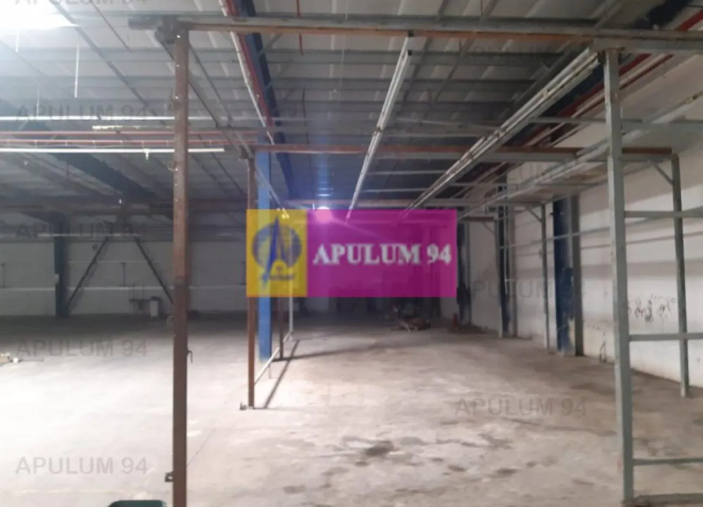 Spatiu Logistic langa Bucuresti Hala 5000 mp - Hala la marginea Bucurestiului, in localitatea 1 Decembrie, cu acces facil prin DN5, Soseaua Giurgiului, la nici 3 km de noul inel de centura A0, cu toate facilitatile si cu tot ce trebuie pentru a desfasura activitati de productie, depozitare si de ordin logistic. In acest moment hala este comapartimentata pe doua zone, una de primire marfa si una de productie delimitate de un perete antifoc cu usa aferenta tot antifoc bineinteles. Avem senzori de fum si din nou hidranti, din punct de vedere securitate avem camere cu senzori de alarmare legate la firma de paza care are un timp de reactie sub 5 minute, Avem 2 cai de acces auto, doua pentru 3,5 tone si una pentru tir cu acces tir in toata hala. Hala este ca si dimensiune undeva cu o latime de 60 metri liniari si o lungime de 80 metri liniari cu acces din 2 laturi.Avem pardosela betonata si neteda ce permite transportul marfurilor cu stivuitorul si portapaletul, avem stalpii de sustinere echipati cu hidranti si curent electric, avem springlere, avem si aer comprimat, sisteme de ventilatie, luminatoare care fac lumina suficienta si fara sa aprindem un bec in toata hala, avem un megawat dedicat pentru a ne desfasura activitatea (pret mai bun pentru curent decat consumatorii casnici evident), avem spatii pentru birouri si oferim facilitatea de a inchiria birouri si in cladirea de birouri de langa hala, avem put forat de mare adancime propriu cu instalatii de tratare a apei, avem tot ce trebuie pentru cine are nevoie de o hala de aproape 5000 mp. Va asteptam cu drag la vizionare si cu siguranta vom veni in intampinarea nevoilor dumneavastra cu un spatiu foarte bun, cu un amplasament extrem de bun. Daniel, Apulum94.