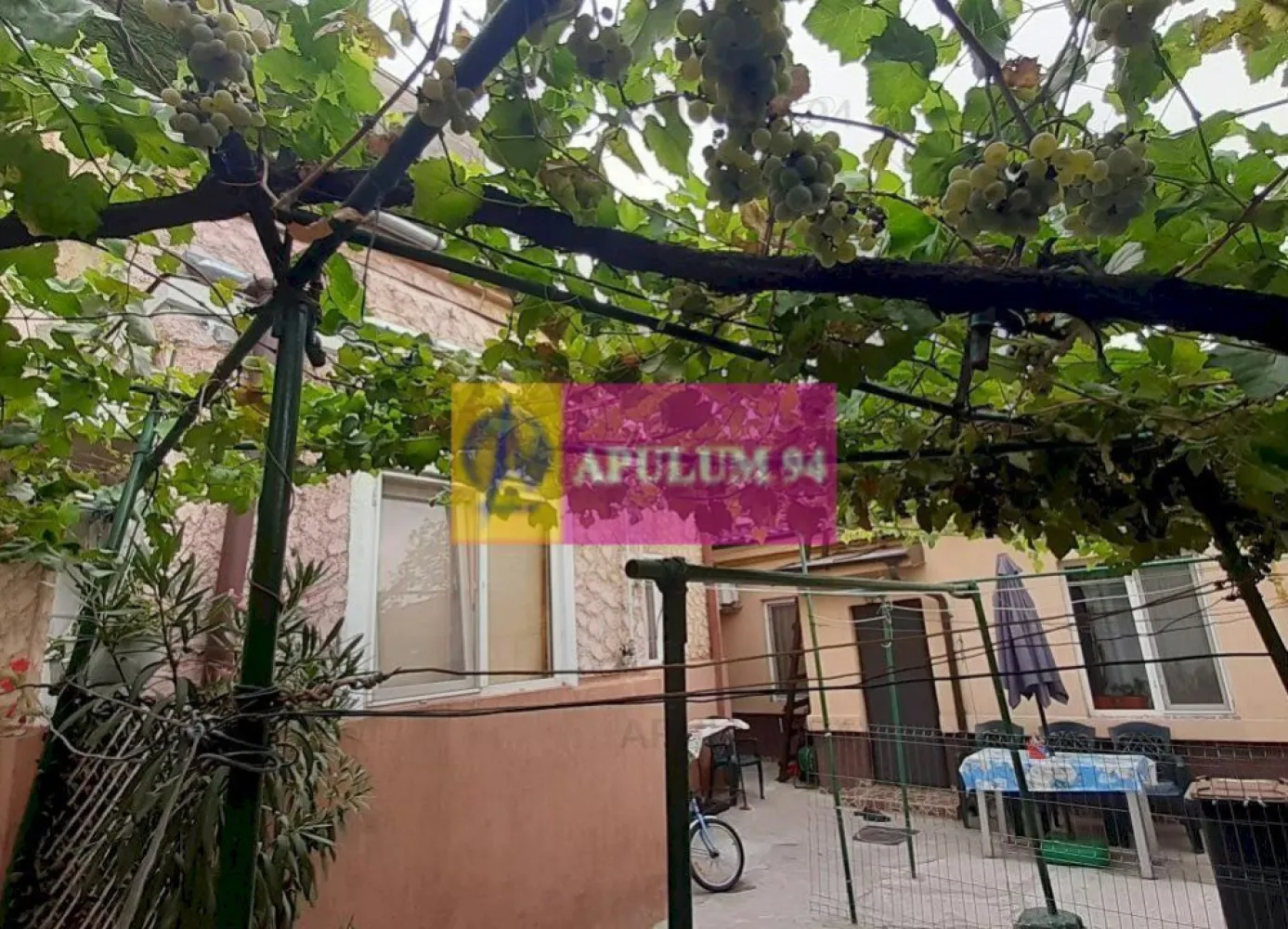 Casă Interbelică - Ultracentral- Popa Nan, Piața Alba Iulia - Apulum94 vă oferă oportunitatea de a achiziționa un imobil situat în zona centrală a capitalei, la nici 400ml de Piața Alba Iulia, pe strada Popa Nan. Casa este construită în anul 1937, nu are risc seismic fiind dispusă doar pe parter și are documentația la zi. Casa se află într-o curte comună și există posibilitatea de a demara discuții și cu ceilalți vecini pentru a cumpăra și cele două imobile vecine însă noi în acest moment scoatem spre vânzare doar imobilul principal din această curte care prezintă avantajul zonei și nefiind încadrat în clasă de monument istoric poate fi pus în valoare după principii mai moderne. Casa este racordată la toate utilitățile, beneficiază de centrală termică, are acoperișul în stare bună și se bucură de o porțiune din curte delimitată ce are rol de terasă, o terasă cu viță de vie pe rod. Pentru mai multe detalii și programarea de vizionări nu ezitați să mă contactați, Daniel, Apulum94. Facilităm și achiziționarea prin credit ipotecar prin intermediul partenerilor, agenția imobiliară percepe un comision de 3% din prețul de tranzacționare și la vizionare se semnează contract de prestări servicii.