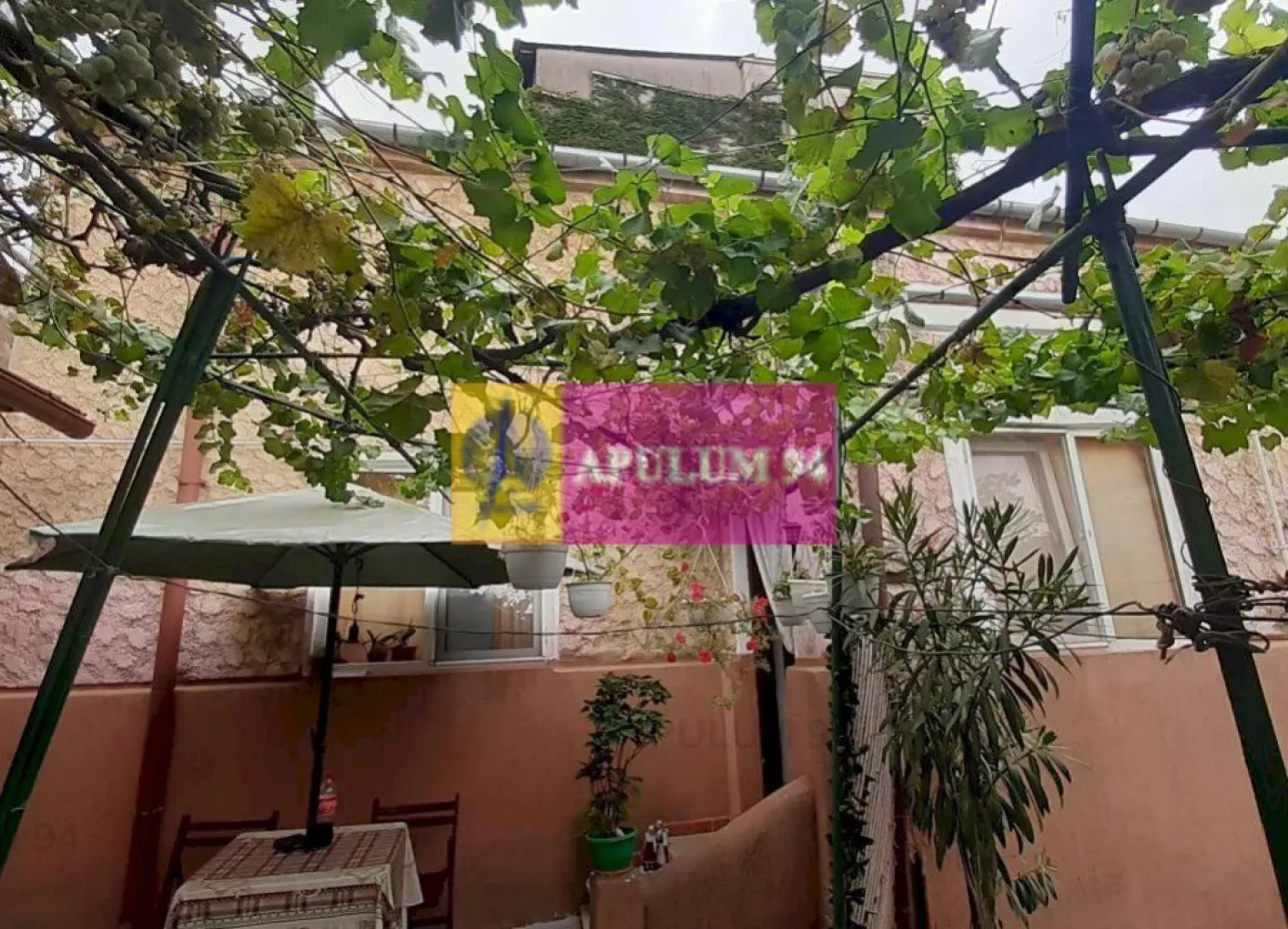 Casă Interbelică - Ultracentral- Popa Nan, Piața Alba Iulia - Apulum94 vă oferă oportunitatea de a achiziționa un imobil situat în zona centrală a capitalei, la nici 400ml de Piața Alba Iulia, pe strada Popa Nan. Casa este construită în anul 1937, nu are risc seismic fiind dispusă doar pe parter și are documentația la zi. Casa se află într-o curte comună și există posibilitatea de a demara discuții și cu ceilalți vecini pentru a cumpăra și cele două imobile vecine însă noi în acest moment scoatem spre vânzare doar imobilul principal din această curte care prezintă avantajul zonei și nefiind încadrat în clasă de monument istoric poate fi pus în valoare după principii mai moderne. Casa este racordată la toate utilitățile, beneficiază de centrală termică, are acoperișul în stare bună și se bucură de o porțiune din curte delimitată ce are rol de terasă, o terasă cu viță de vie pe rod. Pentru mai multe detalii și programarea de vizionări nu ezitați să mă contactați, Daniel, Apulum94. Facilităm și achiziționarea prin credit ipotecar prin intermediul partenerilor, agenția imobiliară percepe un comision de 3% din prețul de tranzacționare și la vizionare se semnează contract de prestări servicii.