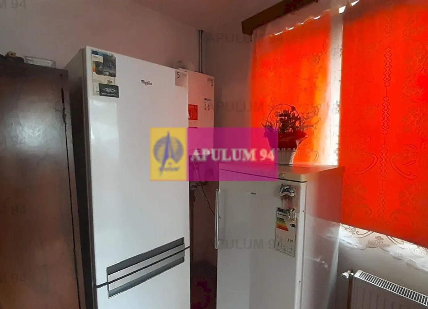 Casă Interbelică - Ultracentral- Popa Nan, Piața Alba Iulia - Apulum94 vă oferă oportunitatea de a achiziționa un imobil situat în zona centrală a capitalei, la nici 400ml de Piața Alba Iulia, pe strada Popa Nan. Casa este construită în anul 1937, nu are risc seismic fiind dispusă doar pe parter și are documentația la zi. Casa se află într-o curte comună și există posibilitatea de a demara discuții și cu ceilalți vecini pentru a cumpăra și cele două imobile vecine însă noi în acest moment scoatem spre vânzare doar imobilul principal din această curte care prezintă avantajul zonei și nefiind încadrat în clasă de monument istoric poate fi pus în valoare după principii mai moderne. Casa este racordată la toate utilitățile, beneficiază de centrală termică, are acoperișul în stare bună și se bucură de o porțiune din curte delimitată ce are rol de terasă, o terasă cu viță de vie pe rod. Pentru mai multe detalii și programarea de vizionări nu ezitați să mă contactați, Daniel, Apulum94. Facilităm și achiziționarea prin credit ipotecar prin intermediul partenerilor, agenția imobiliară percepe un comision de 3% din prețul de tranzacționare și la vizionare se semnează contract de prestări servicii.