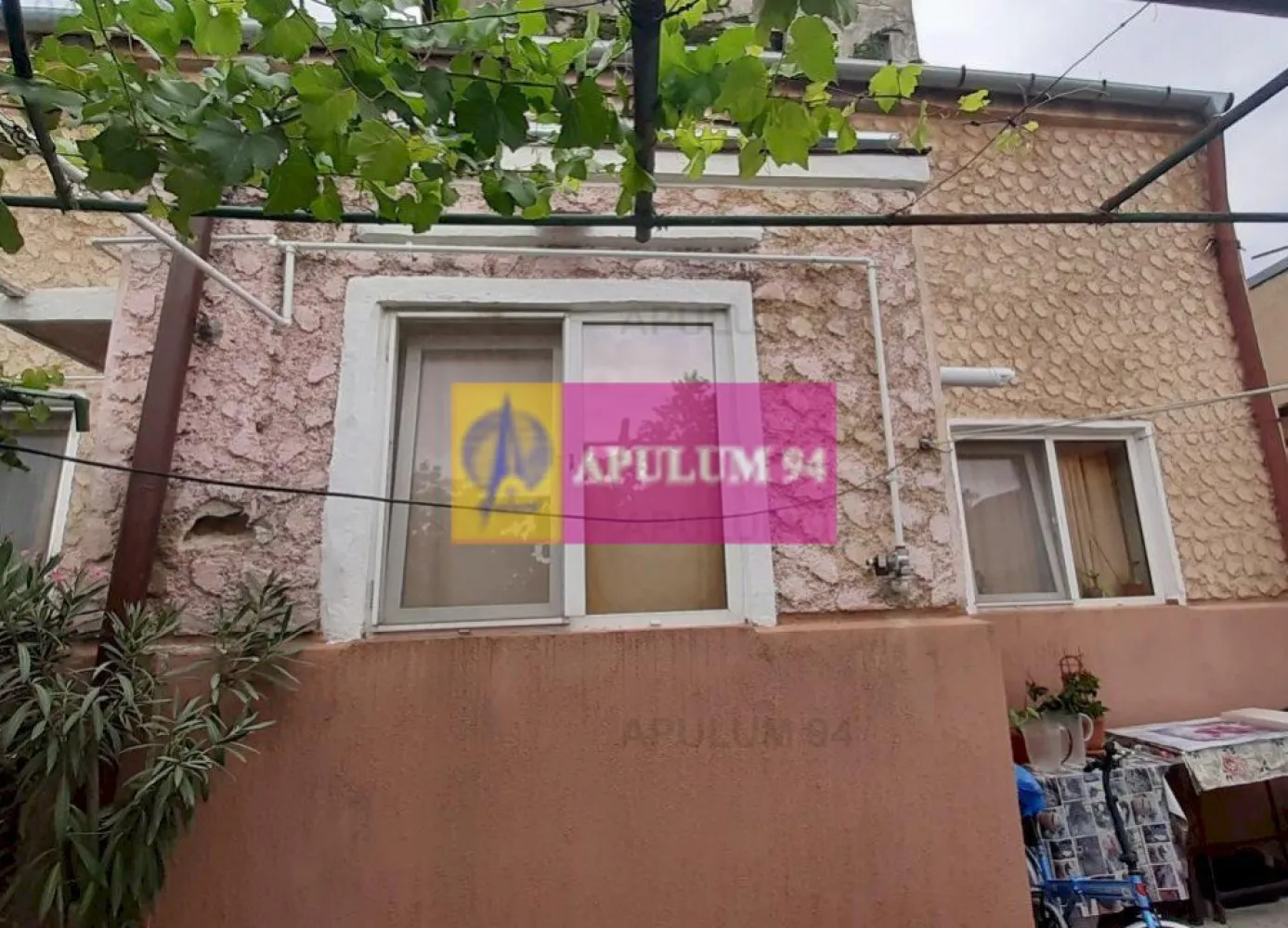 Casă Interbelică - Ultracentral- Popa Nan, Piața Alba Iulia - Apulum94 vă oferă oportunitatea de a achiziționa un imobil situat în zona centrală a capitalei, la nici 400ml de Piața Alba Iulia, pe strada Popa Nan. Casa este construită în anul 1937, nu are risc seismic fiind dispusă doar pe parter și are documentația la zi. Casa se află într-o curte comună și există posibilitatea de a demara discuții și cu ceilalți vecini pentru a cumpăra și cele două imobile vecine însă noi în acest moment scoatem spre vânzare doar imobilul principal din această curte care prezintă avantajul zonei și nefiind încadrat în clasă de monument istoric poate fi pus în valoare după principii mai moderne. Casa este racordată la toate utilitățile, beneficiază de centrală termică, are acoperișul în stare bună și se bucură de o porțiune din curte delimitată ce are rol de terasă, o terasă cu viță de vie pe rod. Pentru mai multe detalii și programarea de vizionări nu ezitați să mă contactați, Daniel, Apulum94. Facilităm și achiziționarea prin credit ipotecar prin intermediul partenerilor, agenția imobiliară percepe un comision de 3% din prețul de tranzacționare și la vizionare se semnează contract de prestări servicii.