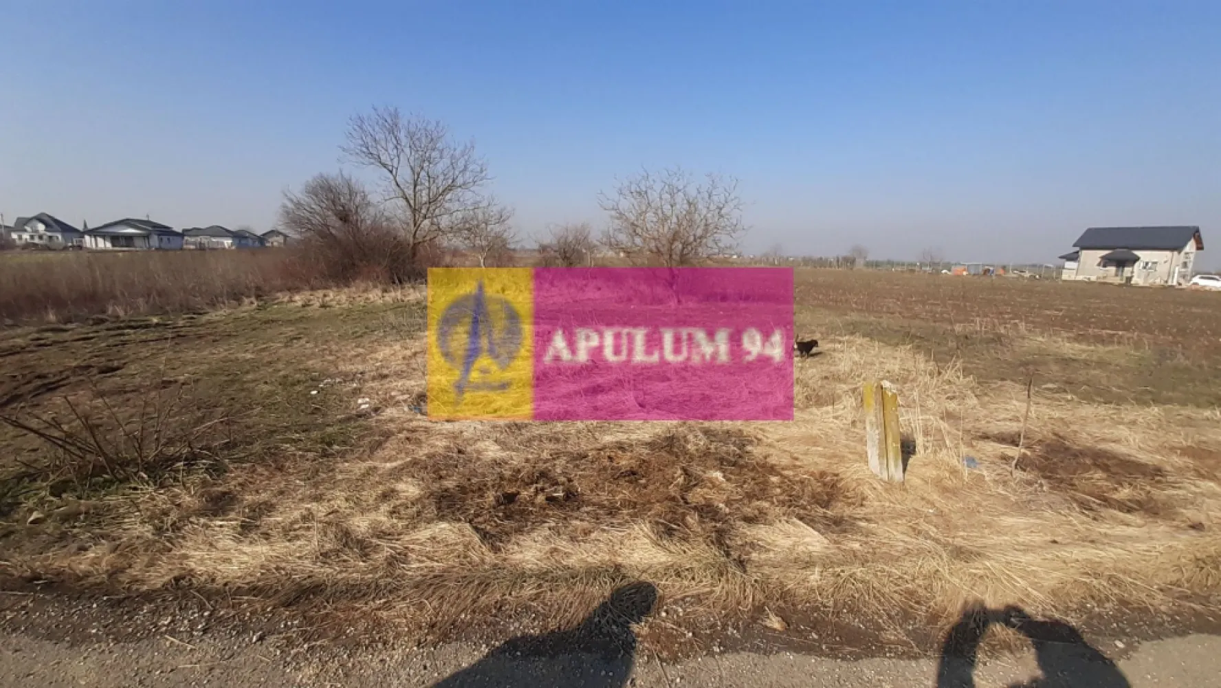 Teren investitie Ilfov - Va propun spre cumparare un teren situat in intravilanul localitatii 1 Decembrie, in apropiere de Bucuresti, la mica distanta de intersectia dintre A0 si DN5, in apropiere de padure. Terenul este pretabil pentru constructie casa, vav de teren fiind deja construita o casa. Utilitati in zona in acest moment avem doar curent electric dar bransamentul se face functie de posibilitatea furnizorului. Fata de DN5 terenul este situat la aproximativ 800ml iar padure este la aproximativ 500ml. Terenul este intabulat, exista documentatie cadastrala si se poate vinde imediat. Pentru mai multe detalii și programarea de vizionări nu ezitați să mă contactați, Daniel, Apulum94. Facilităm și achiziționarea prin credit ipotecar prin intermediul partenerilor, agenția imobiliară percepe un comision de 3% din prețul de tranzacționare și la vizionare se semnează contract de prestări servicii.