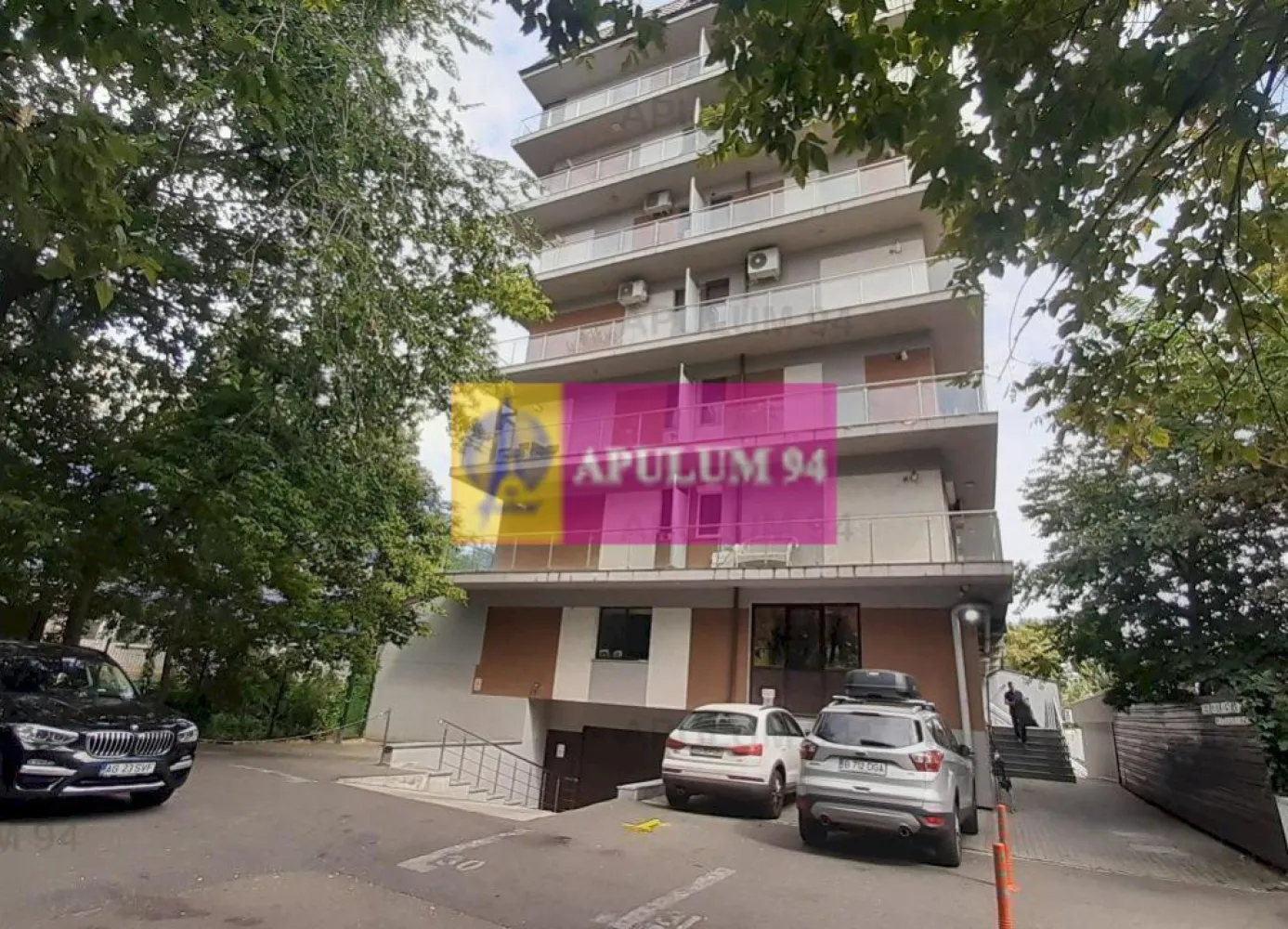 Super Apartament Vitan Mall - Vă propun spre cumpărare un apartament perfect pentru a vă bucura de tot ce are Bucureștiul mai frumos de oferit. Apartamentul este situat în Blocul New City Rezidence, blocul nou situat între București Mall și Piața Vitan, blocul învecinat cu secția 11 de Poliție și Policlinica Vitan. În apropiere se află mijloace de transport în comun care duc spre orice zonă a orașului. Bulevardul Unirii este la 2 minute, toate pub-urile, terasele și restaurantele din zona Piața Alba Iulia și Bulevardul Decebal sunt la 5-10 minute. În apropiere avem mai multe centre spa, săli de fitness, centre wellness, clinici de beauty, cabinete specializate pe diferite proceduri.. și pentru cei pasionați de cumpărături în fața blocului avem o poartă care oferă acces direct spre Mall București unde pot savura și o cafea bună pe terasa de la Statbucks pe care o vedem de la balcon. Apartamentul este situal la etajul 3, este decomandat, spațios și se predă mobilat și utilat complet. Holul de intrare este gata pregătit cu zone de depozitare pentru tot ceea ce veți cumpăra de la Mall. Situată aproape de zona de acces în apartament (avem o ușă metalică de calitate foarte bună evident), baia este spațioasă, cu o cadă de colț. Aici în baie avem și o mașină de spălat și ar mai încăpea și un dulăpior tip soldat pentru depozitare. Dormitorul este situat în apropierea băii, este mobilat de la Mobexpert, are orientare către răsărit și oferă spațiul perfect pentru odihnă și relaxare. În capătul holului care incorporează și un dressing decent cu suporturi glisante și spații decente pentru depozitare este Living-ul unde avem și bucătăria deschisă. Suprafața livingului ce incorporează și zona de gătit este decentă și permite desfășurarea mai multor activități simultan, acest spațiu este zona cea mai vie a casei și oferă acces spre balconul supermare care este practic ca o centură a apartamentului, avem balcon pe tot ce înseamnă exterior, balcon închis în termopan de calitate superioară ce asigură un coeficient de pierdere a căldurii foarte mic, la noi centrala termică de care se bucură apartamentul funcționează continuu doar când ger extrem sau pur și simplu în rest este doar pentru apa caldă de care evident nu ducem lipsă. Apartamentul este contorizat separat, se plătește doar ceea ce se consumă, costurile cu partea de întreținere, supraveghere video, curățenie sunt evident mici. Apartamentul este pretabil și pentru achiziție prin credit ipotecar. Pentru mai multe detalii și programarea de vizionări nu ezitați să mă contactați, Daniel, Apulum94. Facilităm și achiziționarea prin credit ipotecar prin intermediul partenerilor, agenția imobiliară percepe un comision de 3% din prețul de tranzacționare și la vizionare se semnează contract de prestări servicii.