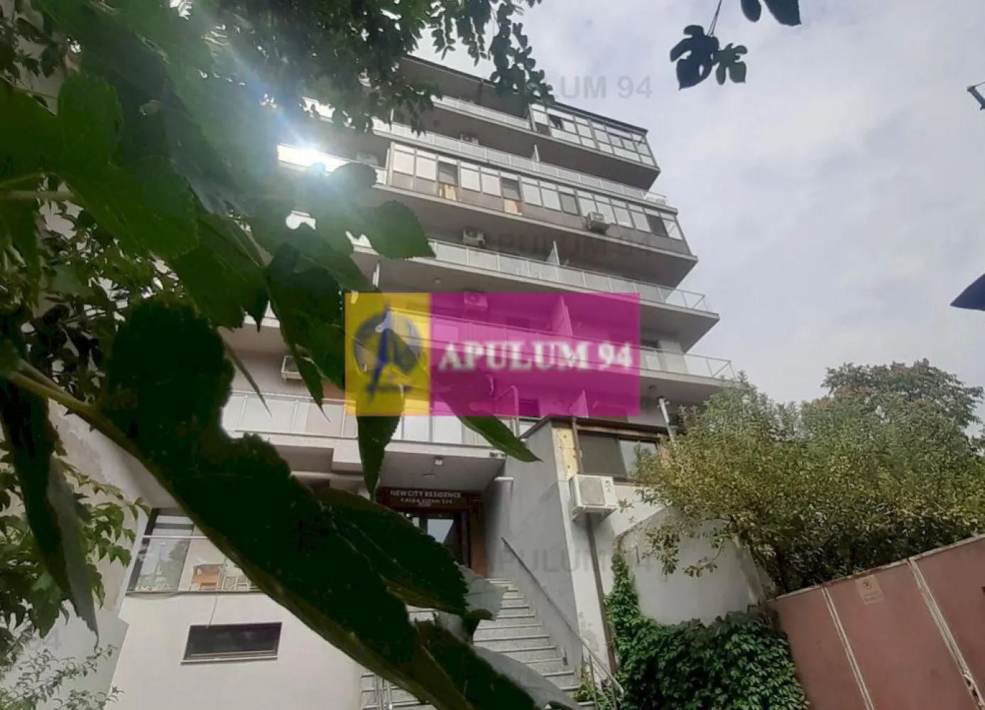 Super Apartament Vitan Mall - Vă propun spre cumpărare un apartament perfect pentru a vă bucura de tot ce are Bucureștiul mai frumos de oferit. Apartamentul este situat în Blocul New City Rezidence, blocul nou situat între București Mall și Piața Vitan, blocul învecinat cu secția 11 de Poliție și Policlinica Vitan. În apropiere se află mijloace de transport în comun care duc spre orice zonă a orașului. Bulevardul Unirii este la 2 minute, toate pub-urile, terasele și restaurantele din zona Piața Alba Iulia și Bulevardul Decebal sunt la 5-10 minute. În apropiere avem mai multe centre spa, săli de fitness, centre wellness, clinici de beauty, cabinete specializate pe diferite proceduri.. și pentru cei pasionați de cumpărături în fața blocului avem o poartă care oferă acces direct spre Mall București unde pot savura și o cafea bună pe terasa de la Statbucks pe care o vedem de la balcon. Apartamentul este situal la etajul 3, este decomandat, spațios și se predă mobilat și utilat complet. Holul de intrare este gata pregătit cu zone de depozitare pentru tot ceea ce veți cumpăra de la Mall. Situată aproape de zona de acces în apartament (avem o ușă metalică de calitate foarte bună evident), baia este spațioasă, cu o cadă de colț. Aici în baie avem și o mașină de spălat și ar mai încăpea și un dulăpior tip soldat pentru depozitare. Dormitorul este situat în apropierea băii, este mobilat de la Mobexpert, are orientare către răsărit și oferă spațiul perfect pentru odihnă și relaxare. În capătul holului care incorporează și un dressing decent cu suporturi glisante și spații decente pentru depozitare este Living-ul unde avem și bucătăria deschisă. Suprafața livingului ce incorporează și zona de gătit este decentă și permite desfășurarea mai multor activități simultan, acest spațiu este zona cea mai vie a casei și oferă acces spre balconul supermare care este practic ca o centură a apartamentului, avem balcon pe tot ce înseamnă exterior, balcon închis în termopan de calitate superioară ce asigură un coeficient de pierdere a căldurii foarte mic, la noi centrala termică de care se bucură apartamentul funcționează continuu doar când ger extrem sau pur și simplu în rest este doar pentru apa caldă de care evident nu ducem lipsă. Apartamentul este contorizat separat, se plătește doar ceea ce se consumă, costurile cu partea de întreținere, supraveghere video, curățenie sunt evident mici. Apartamentul este pretabil și pentru achiziție prin credit ipotecar. Pentru mai multe detalii și programarea de vizionări nu ezitați să mă contactați, Daniel, Apulum94. Facilităm și achiziționarea prin credit ipotecar prin intermediul partenerilor, agenția imobiliară percepe un comision de 3% din prețul de tranzacționare și la vizionare se semnează contract de prestări servicii.