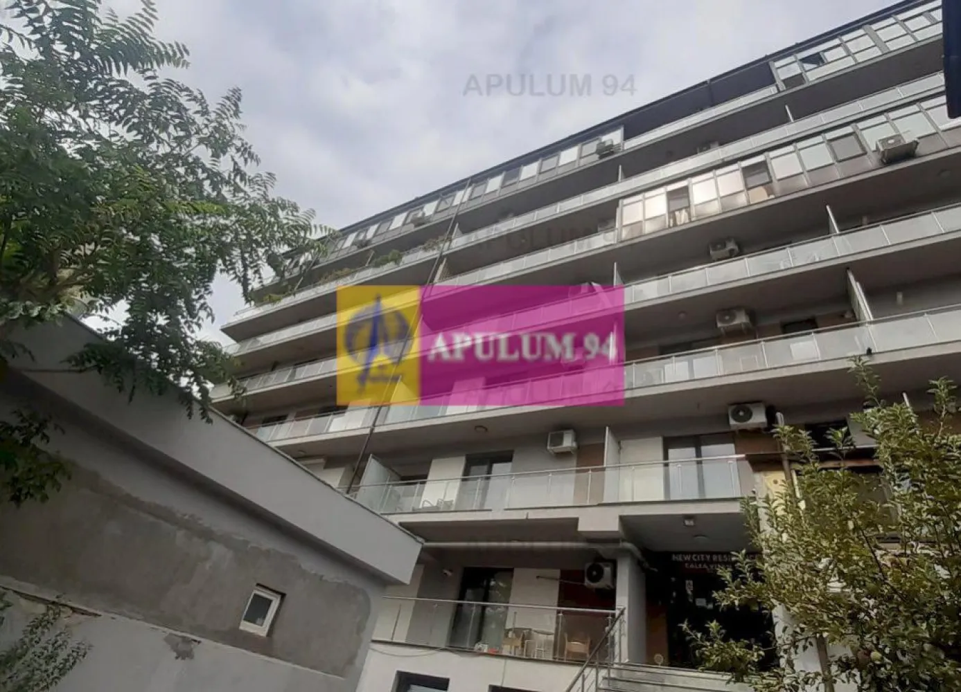 Super Apartament Vitan Mall - Vă propun spre cumpărare un apartament perfect pentru a vă bucura de tot ce are Bucureștiul mai frumos de oferit. Apartamentul este situat în Blocul New City Rezidence, blocul nou situat între București Mall și Piața Vitan, blocul învecinat cu secția 11 de Poliție și Policlinica Vitan. În apropiere se află mijloace de transport în comun care duc spre orice zonă a orașului. Bulevardul Unirii este la 2 minute, toate pub-urile, terasele și restaurantele din zona Piața Alba Iulia și Bulevardul Decebal sunt la 5-10 minute. În apropiere avem mai multe centre spa, săli de fitness, centre wellness, clinici de beauty, cabinete specializate pe diferite proceduri.. și pentru cei pasionați de cumpărături în fața blocului avem o poartă care oferă acces direct spre Mall București unde pot savura și o cafea bună pe terasa de la Statbucks pe care o vedem de la balcon. Apartamentul este situal la etajul 3, este decomandat, spațios și se predă mobilat și utilat complet. Holul de intrare este gata pregătit cu zone de depozitare pentru tot ceea ce veți cumpăra de la Mall. Situată aproape de zona de acces în apartament (avem o ușă metalică de calitate foarte bună evident), baia este spațioasă, cu o cadă de colț. Aici în baie avem și o mașină de spălat și ar mai încăpea și un dulăpior tip soldat pentru depozitare. Dormitorul este situat în apropierea băii, este mobilat de la Mobexpert, are orientare către răsărit și oferă spațiul perfect pentru odihnă și relaxare. În capătul holului care incorporează și un dressing decent cu suporturi glisante și spații decente pentru depozitare este Living-ul unde avem și bucătăria deschisă. Suprafața livingului ce incorporează și zona de gătit este decentă și permite desfășurarea mai multor activități simultan, acest spațiu este zona cea mai vie a casei și oferă acces spre balconul supermare care este practic ca o centură a apartamentului, avem balcon pe tot ce înseamnă exterior, balcon închis în termopan de calitate superioară ce asigură un coeficient de pierdere a căldurii foarte mic, la noi centrala termică de care se bucură apartamentul funcționează continuu doar când ger extrem sau pur și simplu în rest este doar pentru apa caldă de care evident nu ducem lipsă. Apartamentul este contorizat separat, se plătește doar ceea ce se consumă, costurile cu partea de întreținere, supraveghere video, curățenie sunt evident mici. Apartamentul este pretabil și pentru achiziție prin credit ipotecar. Pentru mai multe detalii și programarea de vizionări nu ezitați să mă contactați, Daniel, Apulum94. Facilităm și achiziționarea prin credit ipotecar prin intermediul partenerilor, agenția imobiliară percepe un comision de 3% din prețul de tranzacționare și la vizionare se semnează contract de prestări servicii.