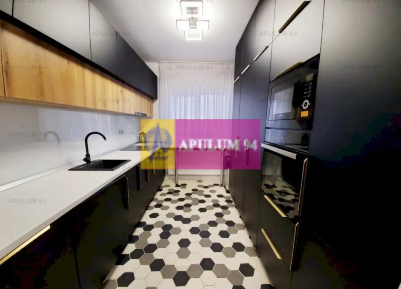 Casa Mobilata si Utilata langa Bucuresti - Casa tip duplex are front stradal la Strada Principala, DJ 401D, Strada Gloriei. Se vinde mobilata si utilata complet.
Accesul spre casa este deosebit de facil existand 3 alternative de a veni din oras spre casa si implicit de a ajunge in oras de acasa. Majoritatea elevilor studiaza la liceele din Bucuresti, deasemenea si activitatea celor care locuiesc aici este strans legata de oras insa toti beneficiaza de linistea si beneficiile care decurd din faptul ca locuiesc in aceasta localitate.
Casa pe care o prezentam spre cumparare este situata la marginea localitatii si beneficiaza de intimitate chiar daca este tip duplex iar ca utilitati se bucura de apa curenta de la reteaua din localitate si curent electric iar in scurt timp va fi racordata si la canalizare si gaz.
Imobilul are un design placut, un aer primitor si degaja e energie pozitiva.
Orientarea casei este pe Sud-Vest, iar de la balconul de la etaj va puteti delecta privind apusurile de soare care in aceasta zona sunt deosebit de placute. Inaltimea camerelor este de peste 2,75, camerele sunt mari, spatioase si primitoare datorita finisajelor premium, de calitate superioara, a culoriilor deschise, luminilor calde si a designului de interior, apanajul actualilor proprietari, care desi au incercat sa dea un caracter minimalist casei, axandu-se pe atingerea unui prag de confort maxim au ales lucruri de calitate ce fac din aceasta casa un loc deosebit de placut. Finisajele au fost realizate in 2021 si 2022.
Parterul este foarte bine compartimentat, aici ne bucuram de un living spatios care corespunde cu un dormitor mare ce poate servi atat camera de oaspeti cat si birou pentru cei care lucreaza de acasa. Bucataria este mobilata si utilata complet, aici gasim si o masina de spalat vase incorporata, blat de lucru, dulapuri suspendate, centrala termica, spatii de depozitare si tot ce este util pentru o bucatarie, baia este imediat langa intrarea in casa, spre scarile care urca la etaj. Este o baie moderna cu o cada mare si are un desing modern. Sub scara care urca la etaj avem suficient spatiu de depozitare. La etaj avem 3 dormitoare spatioase dintre care unul ofera accesul spre un frumos balcon tip terasa, tot la etaj avem o debara si baia de la etaj care deserveste dormitoarele. Casa are si pod ce poate fi folosit ca si spatiu de depozitare pentru care exista si o scara pliabila. Acoperisul casei este din tabla si este garantat 25 de ani. Pentru mai multe detalii și programarea de vizionări nu ezitați să mă contactați, Daniel, Apulum94. Facilităm și achiziționarea prin credit ipotecar prin intermediul partenerilor, agenția imobiliară percepe un comision de 3% din prețul de tranzacționare și la vizionare se semnează contract de prestări servicii.