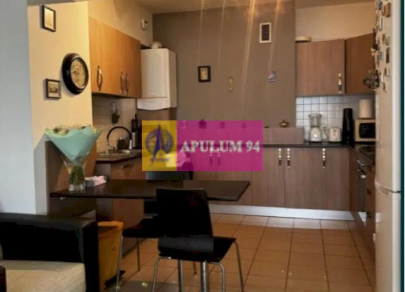 Apartament Modern Central - Dristor - Apulum94 vă propune spre atenție un apartament modern, spațios și bine compartimentat în complexul rezidențial New Town la 2 minute de Metrou Dristor. Apartamentul este situat la parter, are docomentația la zi și se poate preda rapid parțial utilat. Fiecare cameră beneficiază de balcon propriu și aer condiționat. Zona este foarte ofertantă, avem două parcuri frumoase la nici 10 minute - Parcul IOR cu Mall Park Lake sau Parcul Național cu Arena Națională, deasemenea suntem la 5 minute de zona de promenadă a Bulevardului Decebal și tot la 5 minute avem și Mall Vitan. Complexul rezidențial în care se află apartamentul este realizat de una din cele mai bine cotate firme de construcții din țară și respectă toate normele de siguranță. Pentru mai multe detalii și programarea de vizionări nu ezitați să mă contactați, Daniel, Apulum94. Facilităm și achiziționarea prin credit ipotecar prin intermediul partenerilor, agenția imobiliară percepe un comision de 3% din prețul de tranzacționare și la vizionare se semnează contract de prestări servicii.