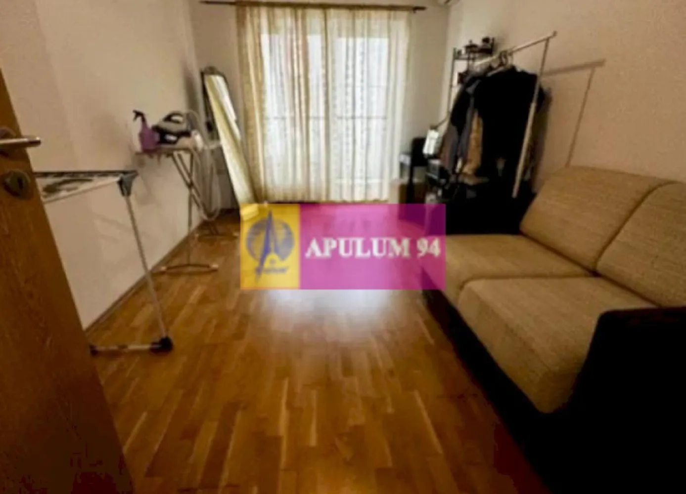 Apartament Modern Central - Dristor - Apulum94 vă propune spre atenție un apartament modern, spațios și bine compartimentat în complexul rezidențial New Town la 2 minute de Metrou Dristor. Apartamentul este situat la parter, are docomentația la zi și se poate preda rapid parțial utilat. Fiecare cameră beneficiază de balcon propriu și aer condiționat. Zona este foarte ofertantă, avem două parcuri frumoase la nici 10 minute - Parcul IOR cu Mall Park Lake sau Parcul Național cu Arena Națională, deasemenea suntem la 5 minute de zona de promenadă a Bulevardului Decebal și tot la 5 minute avem și Mall Vitan. Complexul rezidențial în care se află apartamentul este realizat de una din cele mai bine cotate firme de construcții din țară și respectă toate normele de siguranță. Pentru mai multe detalii și programarea de vizionări nu ezitați să mă contactați, Daniel, Apulum94. Facilităm și achiziționarea prin credit ipotecar prin intermediul partenerilor, agenția imobiliară percepe un comision de 3% din prețul de tranzacționare și la vizionare se semnează contract de prestări servicii.