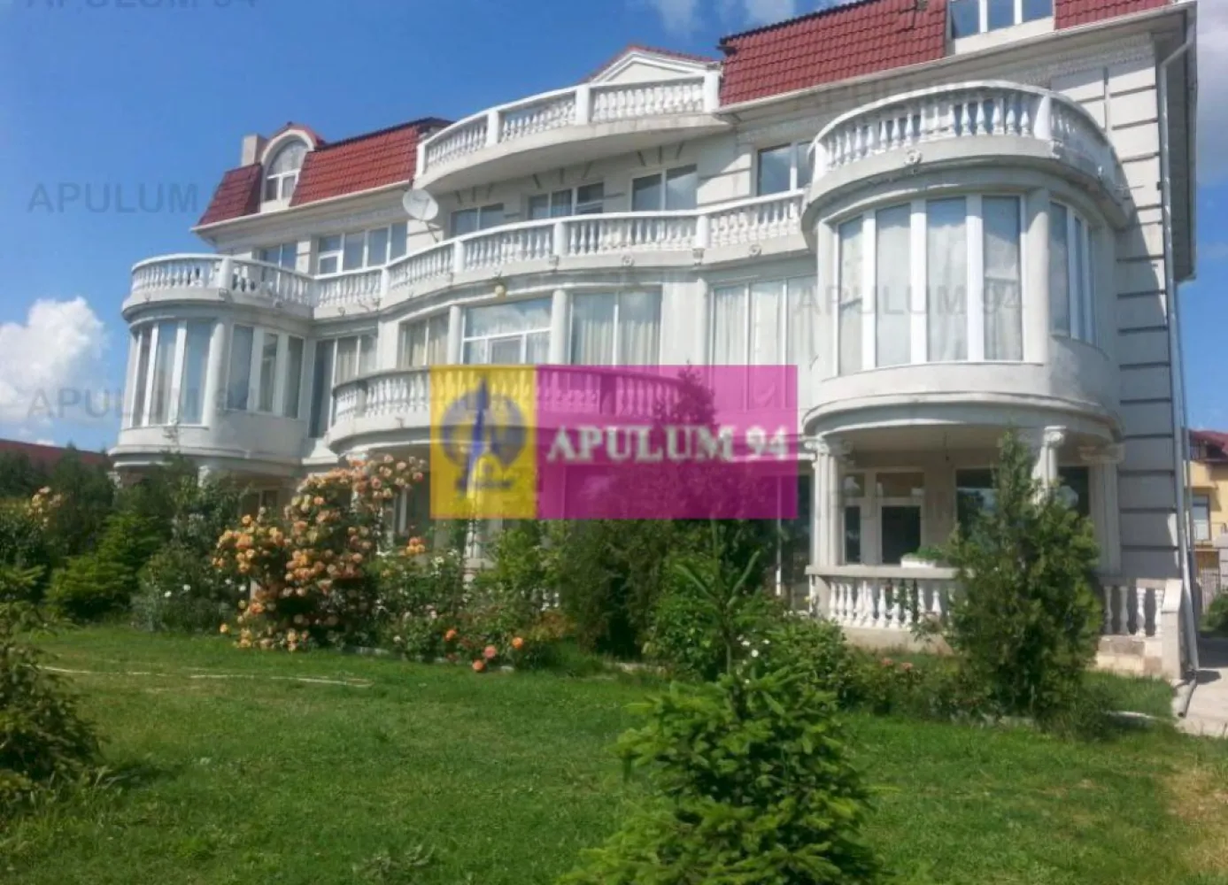 Cea mai frumoasă casă din zona Pipera - Băneasa - Am deosebita plăcere să vă propun spre cumpărare unul din cele mai frumoase imobile din România. Proiectul devenit realitate este opera doamnei arhitect Anca Petrescu. Un proiect de suflet pentru oameni deosebiți. Cine este Anca Petrescu? Google it! Dacă americanii îi au pe Frank Lloyd Wright și Ludwig Mies van der Rohe, francezii pe François Mansart și Le Corbusier spaniolii pe Gaudi și Calatrava, noi, în România avem o școală foarte bună de arhitectură iar doamna Anca Petrescu este unul din cei mai de seamă reprezentanți ai acestei instituții. Astfel noi la Băneasa, între Aleea Privighetorilor și Bulevardul Erou Iancu Nicolae, peste drum de Pădurea Băneasa și Grădina Zoo, la doi pași de Băneasa Shopping City și 5 minute de aeroportul Băneasa, chiar pe malul unui lac, avem un imobil care prezintă multe din caracteristicile Palatului Parlamentului. Un imobil extrem de solid și cu o arhitectură superbă, o emblemă al stilului imperial victorian translatat in modernitate. Accesul în imobil este unul somptuos cu scări de marmură, coloane înalte și vitralii deosebite. Avem saloane spațioase și luminoase ce oferă acces spre curte. Este locul perfect pentru a organiza recepții și alte evenimente cărora imobilul le va adăuga un plus de grandoare. Dormitoarele au suprafețe mari și oferă acces la terasele cu vedere la lac. Este un vis devenit realitate, un cămin aproape de tot ce însemnă viața tumultoasă a orașului vibrant oferind însă intimitatea și căldura unui stațiu ferit de zgomot și poluare . Casa pe care o propun spre vânzare este acel imobil de pe malul lacului, cu o curte mare, locul în care visele prind viață, se trăiesc și devin povești pentru generațiile viitoare. Terenul de care se bucură proprietatea are o pantă plăcută ce se coboară spre luciul apei, o pantă care poate fi speculată de un om cu viziune. Integrarea imobilului existent într-o dezvoltare imobiliară ar putea reprezenta deasemenea o adevărată provocare pentru o echipă bună de arhitecți și developeri. Acest imobil nu se i vinde oricui, este o proprietate care se va preda doar în condiții agreate de proprietar către un cumpărător care dovedește pe lângă bonitatea necesară și ceva în plus. Prețul poate suporta negociere dar contează mult contextul și modul de abordare în negociere. Pentru mai multe detalii și programarea de vizionări nu ezitați să mă conatactați, Daniel, Apulum94. Facilităm și achiziționarea prin credit ipotecar prin intermediul partenerilor, agenția imobiliară percepe un comision de 3% din prețul de tranzacționare și la vizionare se semnează contract de prestări servicii.