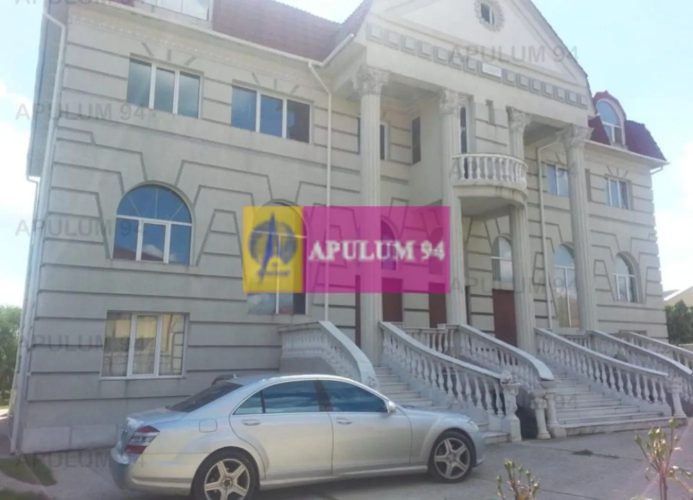 Cea mai frumoasă casă din zona Pipera - Băneasa - Am deosebita plăcere să vă propun spre cumpărare unul din cele mai frumoase imobile din România. Proiectul devenit realitate este opera doamnei arhitect Anca Petrescu. Un proiect de suflet pentru oameni deosebiți. Cine este Anca Petrescu? Google it! Dacă americanii îi au pe Frank Lloyd Wright și Ludwig Mies van der Rohe, francezii pe François Mansart și Le Corbusier spaniolii pe Gaudi și Calatrava, noi, în România avem o școală foarte bună de arhitectură iar doamna Anca Petrescu este unul din cei mai de seamă reprezentanți ai acestei instituții. Astfel noi la Băneasa, între Aleea Privighetorilor și Bulevardul Erou Iancu Nicolae, peste drum de Pădurea Băneasa și Grădina Zoo, la doi pași de Băneasa Shopping City și 5 minute de aeroportul Băneasa, chiar pe malul unui lac, avem un imobil care prezintă multe din caracteristicile Palatului Parlamentului. Un imobil extrem de solid și cu o arhitectură superbă, o emblemă al stilului imperial victorian translatat in modernitate. Accesul în imobil este unul somptuos cu scări de marmură, coloane înalte și vitralii deosebite. Avem saloane spațioase și luminoase ce oferă acces spre curte. Este locul perfect pentru a organiza recepții și alte evenimente cărora imobilul le va adăuga un plus de grandoare. Dormitoarele au suprafețe mari și oferă acces la terasele cu vedere la lac. Este un vis devenit realitate, un cămin aproape de tot ce însemnă viața tumultoasă a orașului vibrant oferind însă intimitatea și căldura unui stațiu ferit de zgomot și poluare . Casa pe care o propun spre vânzare este acel imobil de pe malul lacului, cu o curte mare, locul în care visele prind viață, se trăiesc și devin povești pentru generațiile viitoare. Terenul de care se bucură proprietatea are o pantă plăcută ce se coboară spre luciul apei, o pantă care poate fi speculată de un om cu viziune. Integrarea imobilului existent într-o dezvoltare imobiliară ar putea reprezenta deasemenea o adevărată provocare pentru o echipă bună de arhitecți și developeri. Acest imobil nu se i vinde oricui, este o proprietate care se va preda doar în condiții agreate de proprietar către un cumpărător care dovedește pe lângă bonitatea necesară și ceva în plus. Prețul poate suporta negociere dar contează mult contextul și modul de abordare în negociere. Pentru mai multe detalii și programarea de vizionări nu ezitați să mă conatactați, Daniel, Apulum94. Facilităm și achiziționarea prin credit ipotecar prin intermediul partenerilor, agenția imobiliară percepe un comision de 3% din prețul de tranzacționare și la vizionare se semnează contract de prestări servicii.