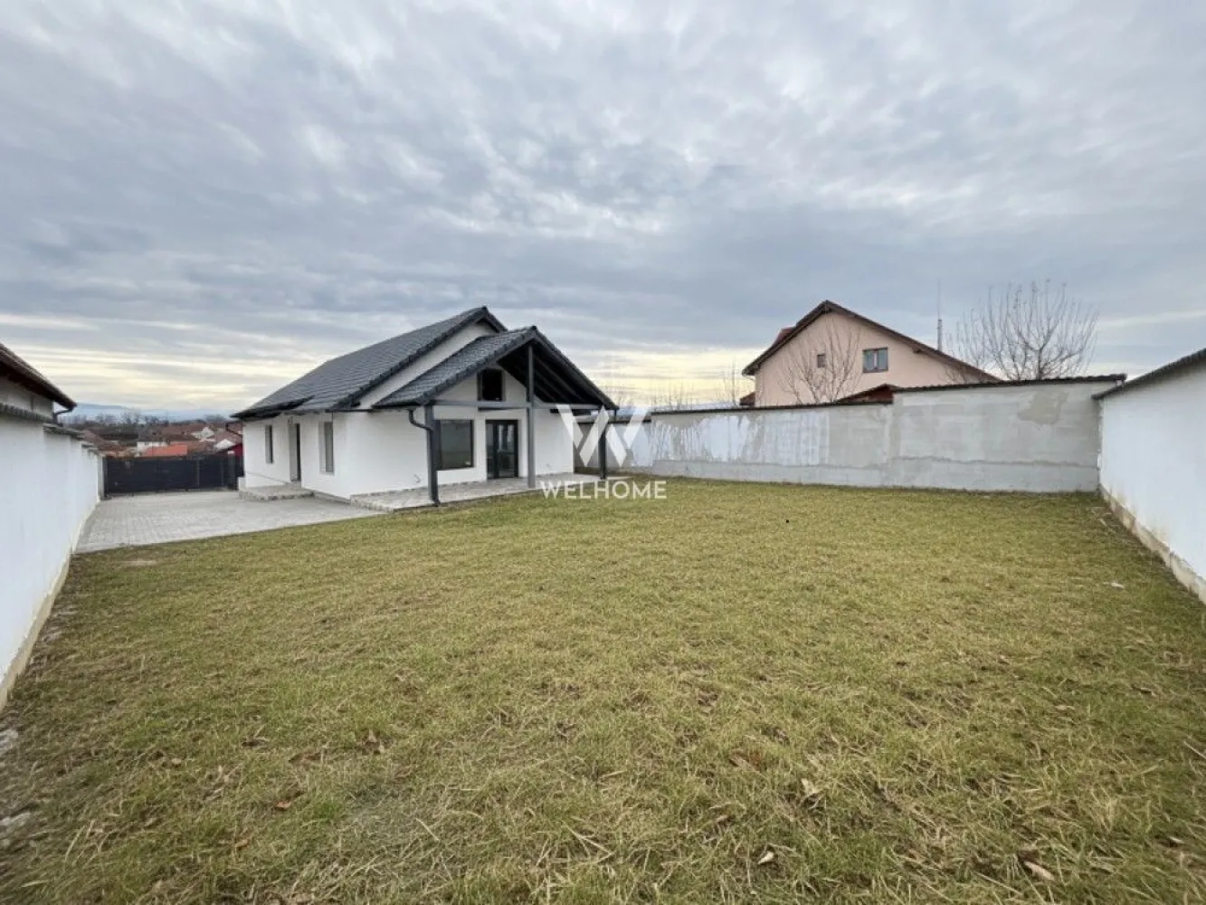 Casă pe un singur nivel – priveliște spre munți – Șura Mică - Vă propunem spre vânzare o casă modernă, situată într-o zonă liniștită din Șura Mică, pe strada Livezi, cu vedere superbă spre Munții Păltiniș. Proprietatea este construită pe un singur nivel și oferă un confort ideal pentru o familie. Caracteristici principale: • Suprafață utilă: 115 mp (inclusiv terasa) • Teren generos: 500 mp • 4 camere spațioase și luminoase • 2 băi • Grad de finalizare: 90% • Se poate achiziționa și prin credit bancar Dotări și detalii tehnice: • Încălzire în pardoseală pe toată suprafața • Geamuri tripan antracit • Țiglă antracit cu aspect elegant • Ușă de intrare PVC Salamander • Șapă turnată, placă de beton, curent tras în casă • Construită cu materiale de calitate și facturi la zi Această casă este ideală pentru cei care își doresc liniște, spațiu, priveliște și o locuință durabilă, aproape de natură. Pret: 228 000 euro Telefon: 0756 094 405 }}