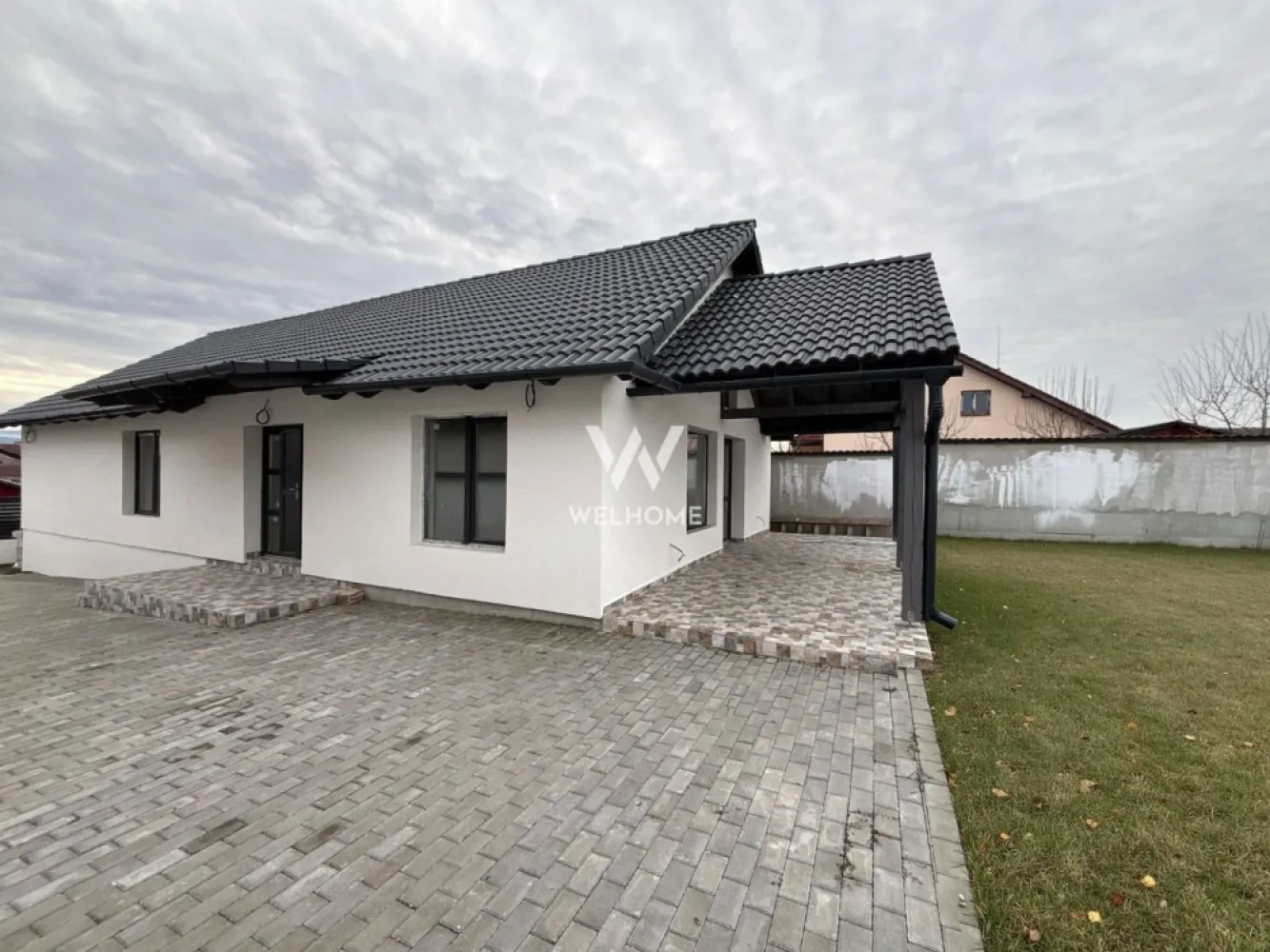 Casă pe un singur nivel – priveliște spre munți – Șura Mică - Vă propunem spre vânzare o casă modernă, situată într-o zonă liniștită din Șura Mică, pe strada Livezi, cu vedere superbă spre Munții Păltiniș. Proprietatea este construită pe un singur nivel și oferă un confort ideal pentru o familie. Caracteristici principale: • Suprafață utilă: 115 mp (inclusiv terasa) • Teren generos: 500 mp • 4 camere spațioase și luminoase • 2 băi • Grad de finalizare: 90% • Se poate achiziționa și prin credit bancar Dotări și detalii tehnice: • Încălzire în pardoseală pe toată suprafața • Geamuri tripan antracit • Țiglă antracit cu aspect elegant • Ușă de intrare PVC Salamander • Șapă turnată, placă de beton, curent tras în casă • Construită cu materiale de calitate și facturi la zi Această casă este ideală pentru cei care își doresc liniște, spațiu, priveliște și o locuință durabilă, aproape de natură. Pret: 228 000 euro Telefon: 0756 094 405 }}