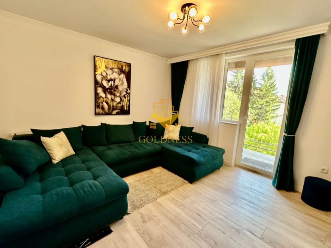 2 camere SemiCentral, UBB, Horea, Prima închiriere, Cetățuia, Gara - GOLDNESS Imobiliare vă propune spre închiriere un apartament cu 2 camere complet mobilat și utilat, la etajul 3 într-un imobil de 3 etaje, SemiCentral.
Dispune de loc de parcare cu garaj exterior.
Se află în apropierea stațiilor de transport în comun, magazine, restaurante, spații verzi, farmacii, etc. 

Apartamentul este compartimentat astfel:
 - dormitor cu pat matrimonial, dressing, noptiere
 - living cu canapea extensibilă 
 - bucătărie complet utilată și mobilată, loc de servit masa 
 - baie cu cabina de dus, calorifer port prosop și dulap pentru depozitare.
 - balcon de 5 mp.

Imobilul este dotat cu toate cele necesare- centrală proprie, frigider, aragaz, hotă, mașină de spălat haine, etc. 

Dacă sunteți interesați de acest apartament și doriți să îl vizionați, dar și pentru alte oferte nu ezitați să ne contactați telefonic sau prin e-mail. Vă stăm la dispoziție!
Pentru intermediere se percepe un comision de 50% din prețul chiriei!