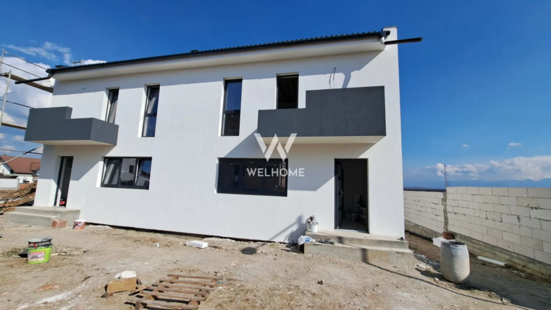 Duplex cu 4 camere si pivnita, Calea Cisnadiei, Sibiu - Casa tip duplex, 4 camere + Pivnita, Calea Cisnadiei, Sibiu - COMISION 0% - Casa se afla intr-o zona noua de dezvoltare In Cartierul Arhitectilor. - Suprafata utila: 120 mp, - Teren de 300 de mp, dintre care curte libera este de 230 mp + terasa; Compartimentare: - La etaj: un dormitor matrimonial cu baie proprie si balcon, inca doua dormitoare cu baie comuna; - La parter: hol de acces, bucatarie generoasa, baie, zona de living cu iesire in terasa; - La demisol: camera de 20 mpu cu acces din terasa si din curte - Predare finisata LA ALB: cpompa de caldura cu sistem de recirculare a apei, boiler 200 L si incalzire in pardoseala la parter si etaj, pereti finisati, usa la intrare, geamuri termopan cu 3 foi de sticla, instalatiile sanitare, termice si electrice. - La exterior casa se preda LA CHEIE: izolatie termica, vopsea decorativa, gard si poarta, curte amenajata,. Termen de predare: Iunie - Iulie 2025 Se accepta plata cash sau credit ipotecar cu avans de 30 %-40% -Pret: 212.000 Euro cu TVA inclus – COMISION 0% }}
