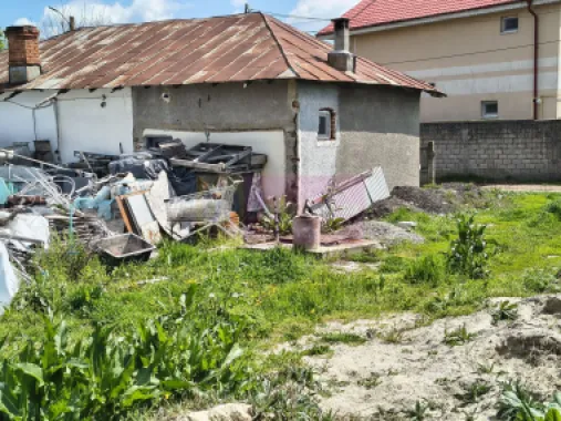 Teren cu o casă demolabilă în satul Poșta la 15 minute de București
