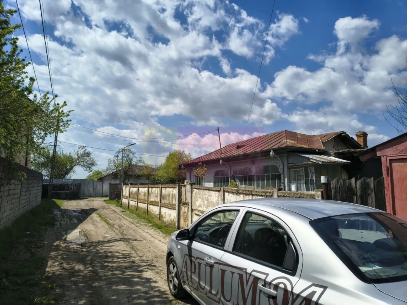Teren cu o casă demolabilă în satul Poșta la 15 minute de București