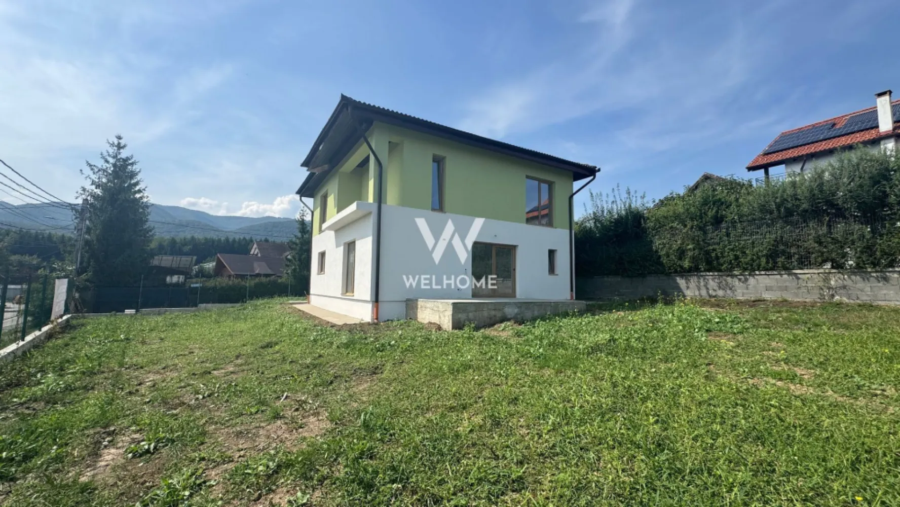 Casa individuala in Tocile - Sibiu - Casa cu priveliste catre munti, pozitionata pe soare, carport pentru masina si cu acces de la 2 strazi. Cu acces de la strada asfaltata si intr-o zona linistita, casa vine cu curtea la cheie, pavaj acces auto si pietonal. Are o suprafata utila de 135mp distribuiti pe 2 nivele. Parter: hol mare de acces, bucatarie separata, living, baie mare, camera tehnica. ETAJ: 3 dormitoare, hol mare spatios, baie mare, pod cu acces pentru depozitare. Se preda cu toate utilitatile: apa, curent, fosa septica/canalizare De mentionat ca in zona este aprobat proiectul de gaz. Casa va avea dubla functionalitate ca si metoda de caldura. Interiorul casei se preda la ALB: pereți tencuiți, gletuiți, plus strat de lavabila, pardoseala cu șapă mecanizată, instalații electrice, tablou electric curenți tari și curenți slabi, instalație sanitară completă, fără obiecte sanitare, încălzire în pardoseală TECE, pompa de caldura. infrastructură cablatăpentru termostate, ușă la intrare. Exteriorul casei de preda la CHEIE: Fațada cu tencuială decorativă in 2 culori, tâmplărie din PVC cu 3 foi de sticlă și profil de 5 camere culoare deosebita, glafuri la geamuri, pe exterior, gard metalic cu fundatie beton, cu poartă de acces pietonală, carport lemn cu acces direct pentru 2 autoturisme, pavaj. Imobilul este situat in zona de case si cabane, unde toate locuintele beneficiaza de priveliste si liniste. Termen de predare - August 2025. Pret: 279.000 euro negociabil. }}