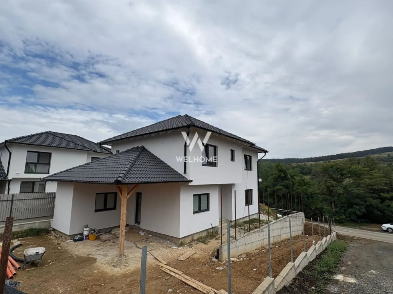 Casa individuala, Poplaca Sibiu - Va oferim spre vanzare o casa individuala, situata in Poplaca, o zona ferita de aglomeratia urbana dar totodata la 5 minute distanta de orasul Sibiu. Suprafata teren:450 mp Suprafata utila: 130mp Garaj 20mp Compartimentare: Parter: hol, living, bucatarie decomandata, spatiu tehnic, baie Etaj: 3 dormitoare spatioase, dressing, baie Stadiu de predare interior LA ALB (sapa, incalzire in pardoseala, lavabila) , exterior LA CHEIE (tencuiala decorativa ,pavaj, gard, poarta) Pret: 210000 euro Se accepta plata cash sau cu credit ipotecar Predare martie 2026. Detalii si vizionari: 0753277310 }}