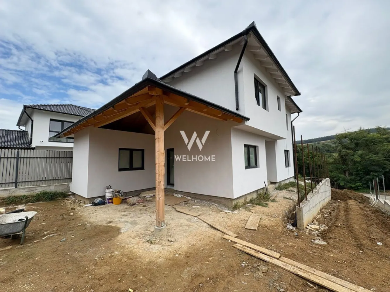 Casa individuala, Poplaca Sibiu - Va oferim spre vanzare o casa individuala, situata in Poplaca, o zona ferita de aglomeratia urbana dar totodata la 5 minute distanta de orasul Sibiu. Suprafata teren:450 mp Suprafata utila: 130mp Garaj 20mp Compartimentare: Parter: hol, living, bucatarie decomandata, spatiu tehnic, baie Etaj: 3 dormitoare spatioase, dressing, baie Stadiu de predare interior LA ALB (sapa, incalzire in pardoseala, lavabila) , exterior LA CHEIE (tencuiala decorativa ,pavaj, gard, poarta) Pret: 210000 euro Se accepta plata cash sau cu credit ipotecar Predare martie 2026. Detalii si vizionari: 0753277310 }}