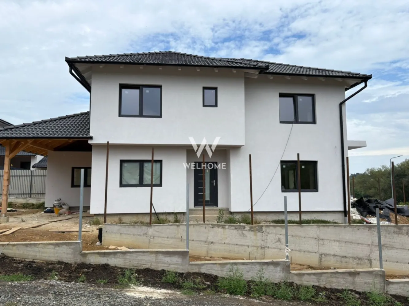 Casa individuala, Poplaca Sibiu - Va oferim spre vanzare o casa individuala, situata in Poplaca, o zona ferita de aglomeratia urbana dar totodata la 5 minute distanta de orasul Sibiu. Suprafata teren:450 mp Suprafata utila: 130mp Garaj 20mp Compartimentare: Parter: hol, living, bucatarie decomandata, spatiu tehnic, baie Etaj: 3 dormitoare spatioase, dressing, baie Stadiu de predare interior LA ALB (sapa, incalzire in pardoseala, lavabila) , exterior LA CHEIE (tencuiala decorativa ,pavaj, gard, poarta) Pret: 210000 euro Se accepta plata cash sau cu credit ipotecar Predare martie 2026. Detalii si vizionari: 0753277310 }}