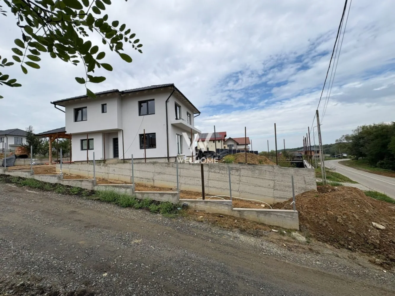 Casa individuala, Poplaca Sibiu - Va oferim spre vanzare o casa individuala, situata in Poplaca, o zona ferita de aglomeratia urbana dar totodata la 5 minute distanta de orasul Sibiu. Suprafata teren:450 mp Suprafata utila: 130mp Garaj 20mp Compartimentare: Parter: hol, living, bucatarie decomandata, spatiu tehnic, baie Etaj: 3 dormitoare spatioase, dressing, baie Stadiu de predare interior LA ALB (sapa, incalzire in pardoseala, lavabila) , exterior LA CHEIE (tencuiala decorativa ,pavaj, gard, poarta) Pret: 210000 euro Se accepta plata cash sau cu credit ipotecar Predare martie 2026. Detalii si vizionari: 0753277310 }}