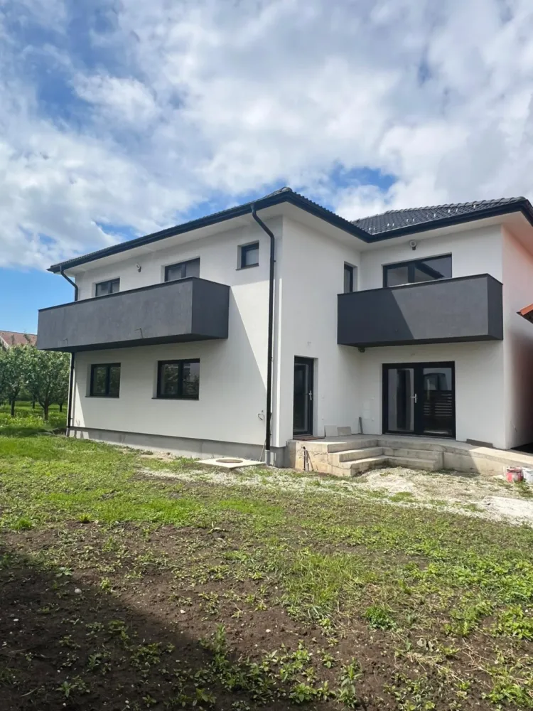 Apartament deosebit intr-o Vila, Selimbar – 150 mp + pod generos de 150 mp - Locație ideală, confort premium – perfect pentru o familieDetalii principale:Suprafață utilă: 150 mpPod generos de 150 mp – ideal pentru extindereEtajul 1 al unei vile (doar 2 apartamente în imobil, câte unul pe fiecare nivel)3 camere luminoase3 băi, toate cu geam, inclusiv baie matrimonială, dotate cu cadă sau cabină de dușBucătărie modernă, open space cu living3 balcoaneFinisaje & dotări moderne:Finisat complet, mobilat parțialMobilier de bucătărie + electrocasnice incluseAcces în pod din interior – spațiu generos pentru depozitare sau extindereÎncălzire în pardosealăParchet, gresie și faianță de calitateUși interioare din lemnPanouri solarePompă de căldură, cu tablou electric și spațiu tehnic dedicatPriză trifazică pentru mașină electricăLoc de parcare în curte inclusCasă eficientă energetic – ideală pentru o familie modernă!Locație: Șelimbăr – zonă liniștită, cu acces facil către Sibiu }}