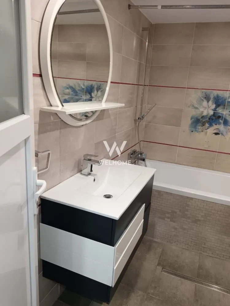 Casă individuală cu 2 apartamente separate, teren 650 mp, garaj și terasă - Descoperă această locuință individuală, ideală pentru confortul și intimitatea familiei tale. Proprietatea este formată din două apartamente complet separate, fiecare cu intrare individuală: • Apartament parter: 3 camere, bucătărie, baie • Apartament etaj: 3 camere, bucătărie, baie Situată pe un teren generos de 650 mp cu deschidere la stradă de 13 m, casa oferă spațiu, liniște și numeroase facilități: • Garaj spațios cu șaht pentru lucrări auto • Spațiu de depozitare • Terasă mare pentru relaxare • Curent trifazic Această proprietate este ideală pentru două familii care își doresc independență și confort, dar și pentru investiție, datorită posibilității de închiriere a unui apartament. Pret: 365 000 EURO Telefon: 0756 094 405 }}