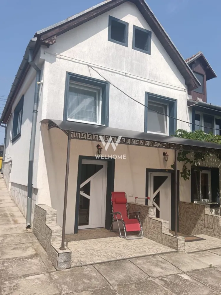 Casă individuală cu 2 apartamente separate, teren 650 mp, garaj și terasă