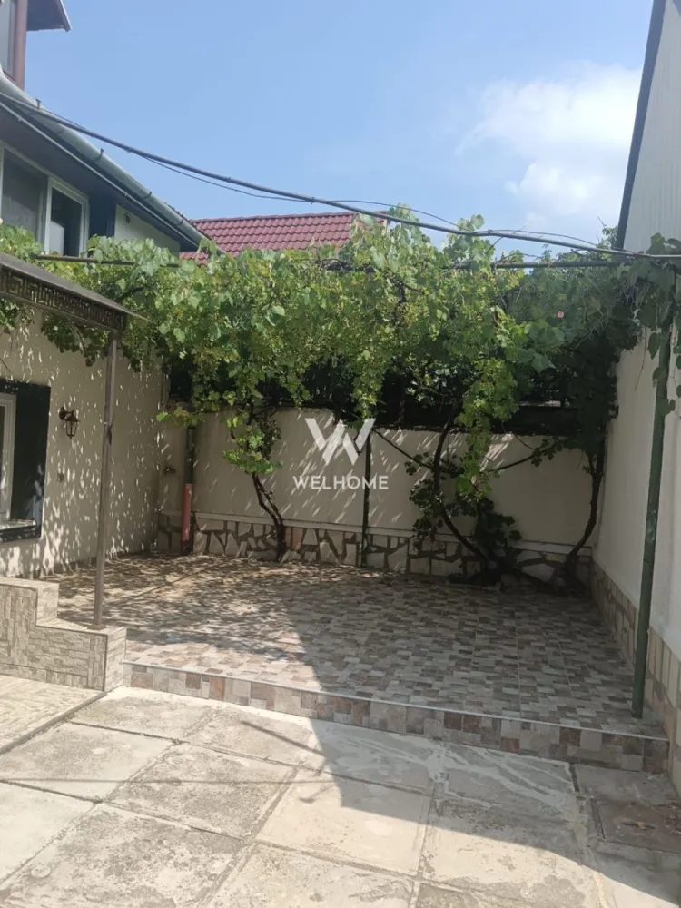 Casă individuală cu 2 apartamente separate, teren 650 mp, garaj și terasă