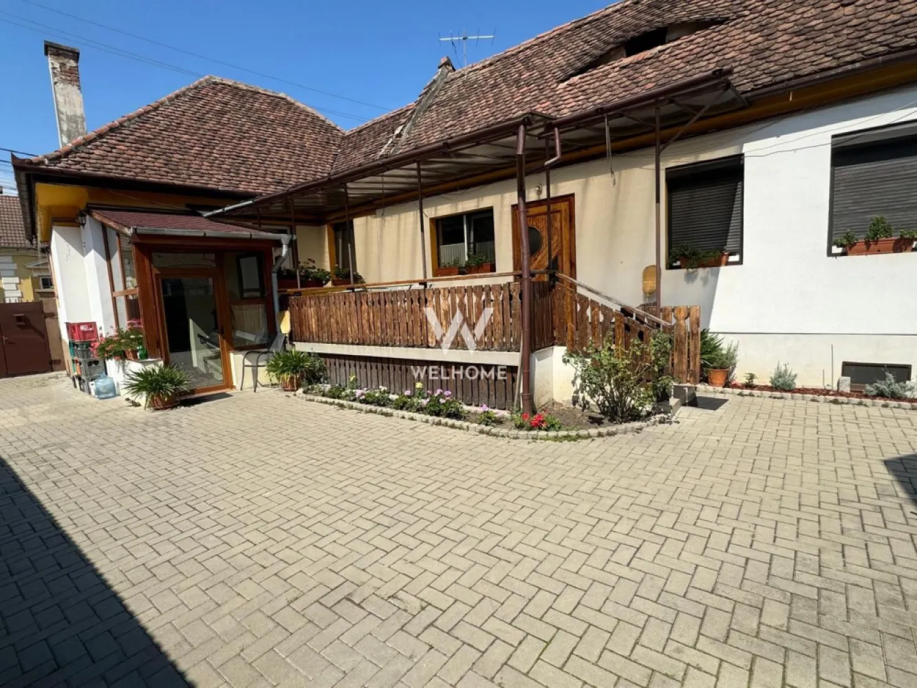 Casa individuala, teren 1200mp , Turnisor, Sibiu - EXCLUSIV! Va oferim spre vanzare o casa individuala, renovata , cu teren generos de 1200mp , situata pe o strada linistita din cartierul Turnisor. Confort, intimitate si mai ales potential! Caracteristici principale: Teren total: 1200mp , cu deschidere ampla. Momentan casa are curte ingradita de 300mp, dar se poate extinde inspre zona de gradina/sura Casa solida: la demisol are o crama complet amenjata , iar la parter dispune de 3 dormitoare spatioase, o bucatarie si un living cu iesire pe terasa Curtea este amenajata cu alee pavata, un foisor complet dotat cu zona de barbeque si locuri de parcare . Pe teren exista o constructie de timp sura/atelier/garaj. Toate utilitatile: gaz, curent, apa, canal Locatie excelenta: aproape de scoli, gradinite, statii de autobuz, parc, magazine, etc. Pret: 520000 euro negociabil Detalii si vizionari: 0752.088.381- Roxana }}
