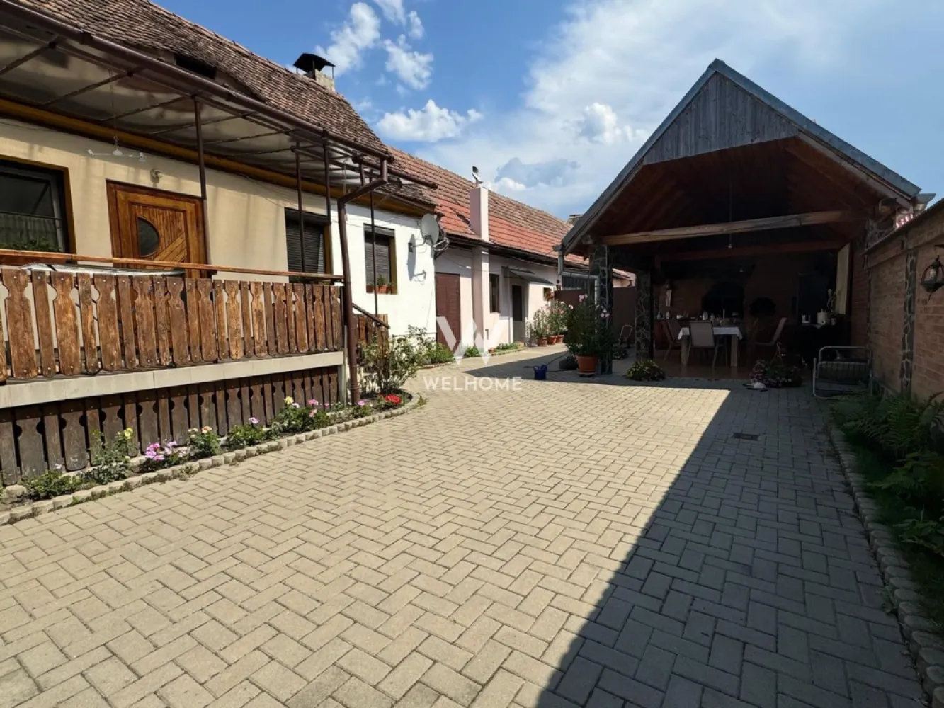 Casa individuala, teren 1200mp , Turnisor, Sibiu - EXCLUSIV! Va oferim spre vanzare o casa individuala, renovata , cu teren generos de 1200mp , situata pe o strada linistita din cartierul Turnisor. Confort, intimitate si mai ales potential! Caracteristici principale: Teren total: 1200mp , cu deschidere ampla. Momentan casa are curte ingradita de 300mp, dar se poate extinde inspre zona de gradina/sura Casa solida: la demisol are o crama complet amenjata , iar la parter dispune de 3 dormitoare spatioase, o bucatarie si un living cu iesire pe terasa Curtea este amenajata cu alee pavata, un foisor complet dotat cu zona de barbeque si locuri de parcare . Pe teren exista o constructie de timp sura/atelier/garaj. Toate utilitatile: gaz, curent, apa, canal Locatie excelenta: aproape de scoli, gradinite, statii de autobuz, parc, magazine, etc. Pret: 520000 euro negociabil Detalii si vizionari: 0752.088.381- Roxana }}