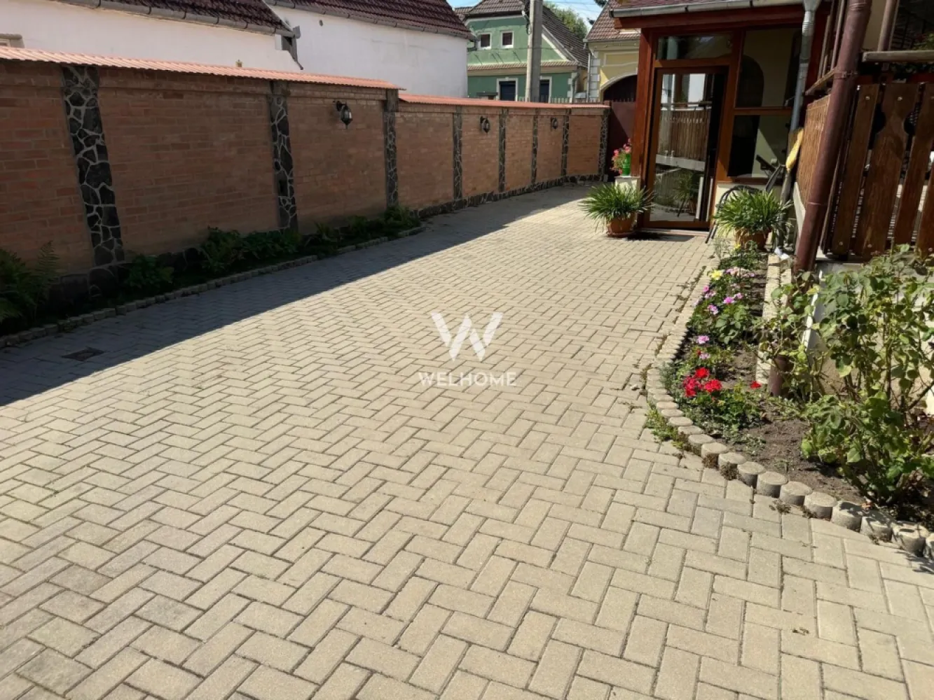 Casa individuala, teren 1200mp , Turnisor, Sibiu - EXCLUSIV! Va oferim spre vanzare o casa individuala, renovata , cu teren generos de 1200mp , situata pe o strada linistita din cartierul Turnisor. Confort, intimitate si mai ales potential! Caracteristici principale: Teren total: 1200mp , cu deschidere ampla. Momentan casa are curte ingradita de 300mp, dar se poate extinde inspre zona de gradina/sura Casa solida: la demisol are o crama complet amenjata , iar la parter dispune de 3 dormitoare spatioase, o bucatarie si un living cu iesire pe terasa Curtea este amenajata cu alee pavata, un foisor complet dotat cu zona de barbeque si locuri de parcare . Pe teren exista o constructie de timp sura/atelier/garaj. Toate utilitatile: gaz, curent, apa, canal Locatie excelenta: aproape de scoli, gradinite, statii de autobuz, parc, magazine, etc. Pret: 520000 euro negociabil Detalii si vizionari: 0752.088.381- Roxana }}