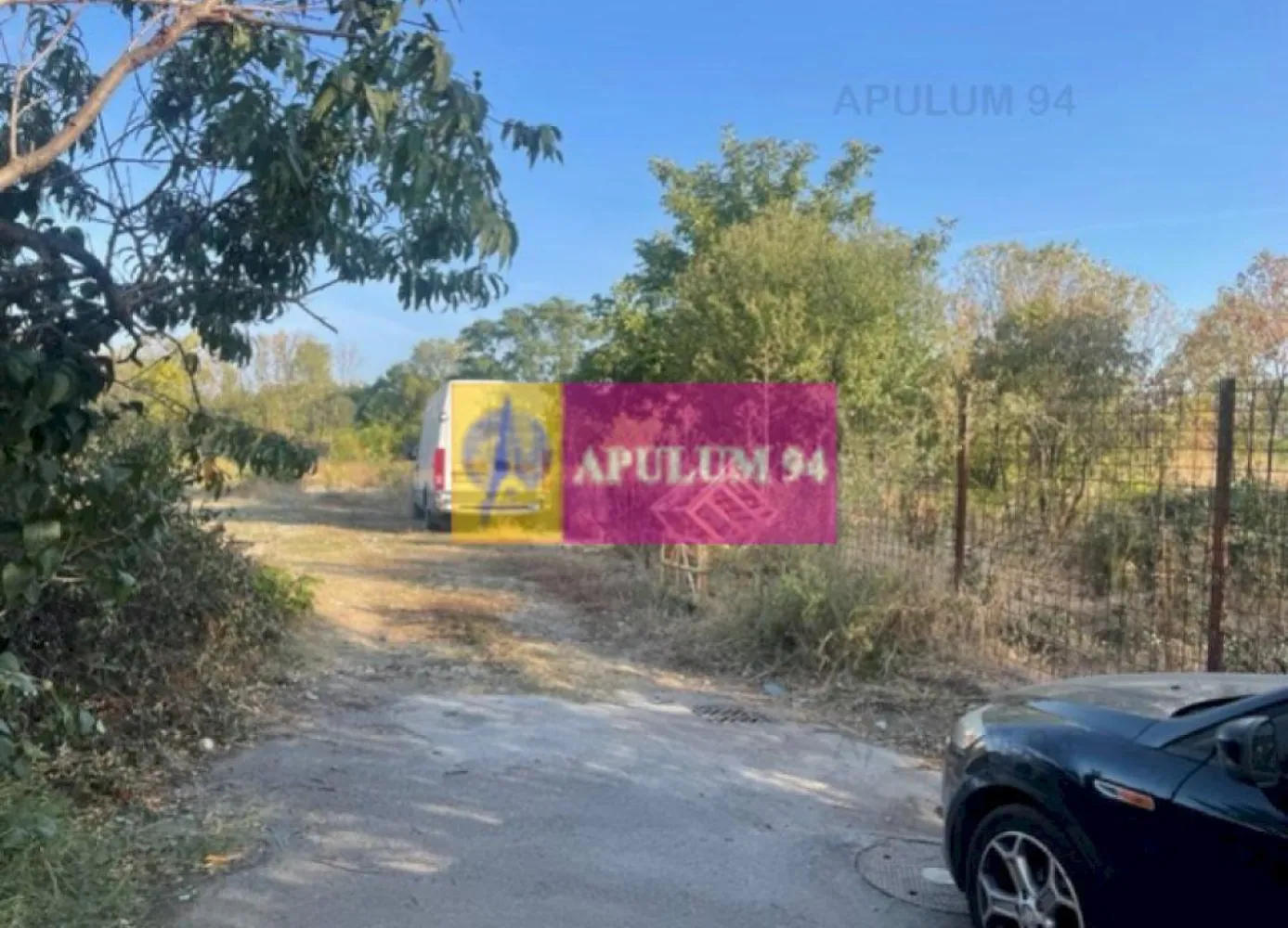 Teren Prelungirea Ghencea- sectorul 6. - Compania imobiliara Apulum94 va propune un teren situat in zona Prelungirea Ghencea, in apropiere de Cartierul Latin, pe un drum de servitute din strada principala. 
Terenul tine juridic de sectorul 6. Este situat intre case. 
In fata terenului sunt toate utilitatile- curent, gaze, apa, canal. 
Pentru vizionare si mai multe detalii nu ezitati sa ma contactati pe nr 0733683446- Laura Ionescu.