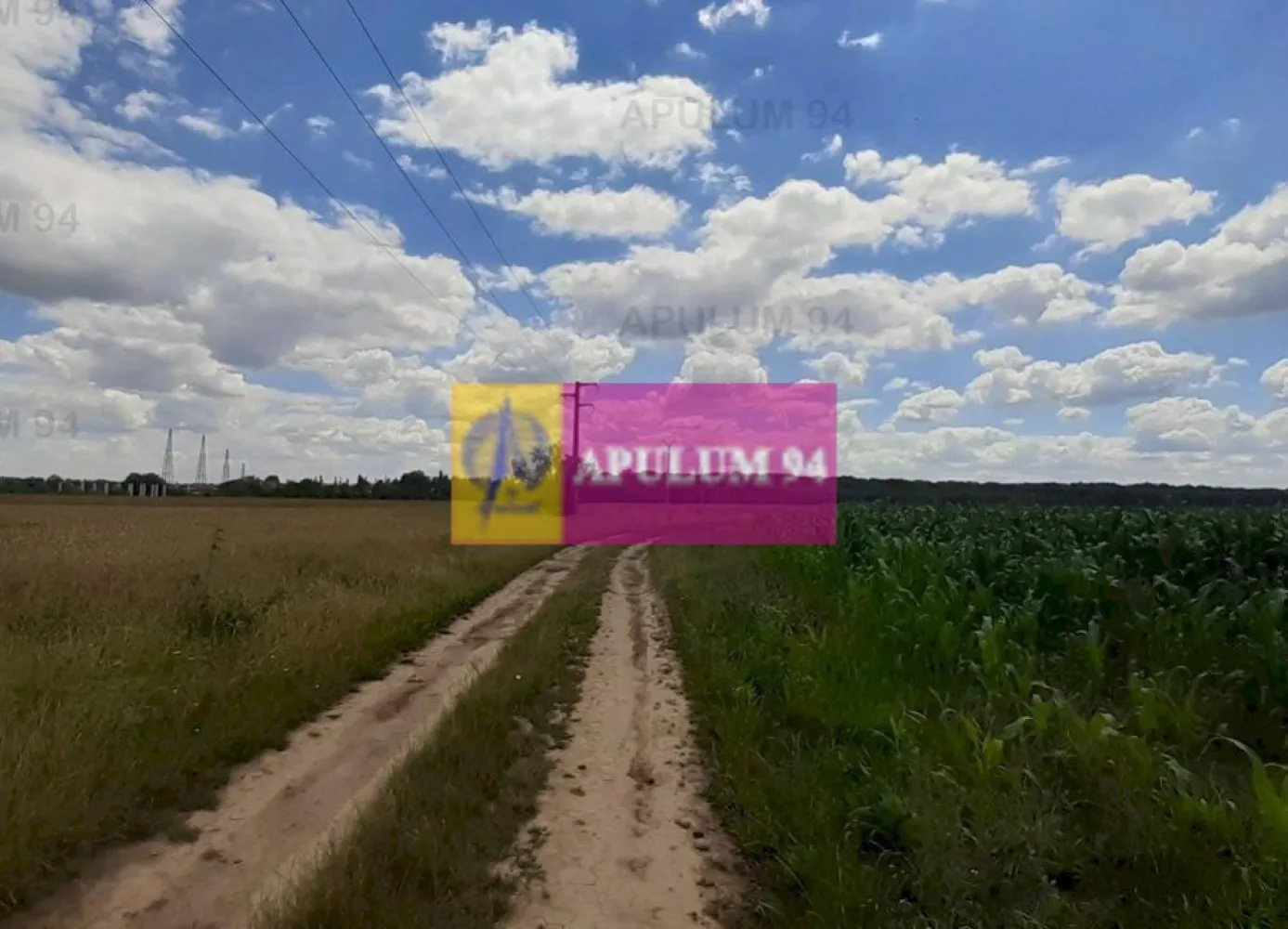 Teren 715mp în Snagov lângă Equestria - Vă propun spre cumpărare un teren de 715mp situat la 200ml de Centrul de Hipism Equestria cu acces facil spre Clubul de Golf, Therme București, Snagov Plaza și Zona Comercială DN1ValueCenter (Carrefour, Hornbach, McDonalds, Altex, Jysk, Pepco, C&A, Animax și alte magazine) de la intrare în Corbeanca. Terenul este situat între Pădurea Vlăsia și Centrul de Hipism cu acces facil din DN1, practic la 3-400ml de DN1 cum ieșim din Săftica pe partea dreaptă. Zona nu este dezvoltată în acest moment, nu avem contrucții în apropiere, ca și utilități avem curentul electric la 30-34 de metri de teren dar nu avem punct de transformare iar drumul de acces este de pământ pe alocuri piertuit și accesibil și cu mașină normală. Este un teren ideal pentru cei care își pot construi o casă offgrid, pentru a petrece weekend-ul cu familia și prietenii aproape de București și mai ales ca și investiție deoarece avem mai mulți poli de atracție la mică distanță și acum tronsonul A0 este dat în funcțiune deci de aici putem ajunge mai ușor oriunde. Pentru mai multe detalii și programarea de vizionări nu ezitați să mă conatactați, Daniel, Apulum94. Facilităm și achiziționarea prin credit ipotecar prin intermediul partenerilor, agenția imobiliară percepe un comision de 3% din prețul de tranzacționare și la vizionare se semnează contract de prestări servicii.