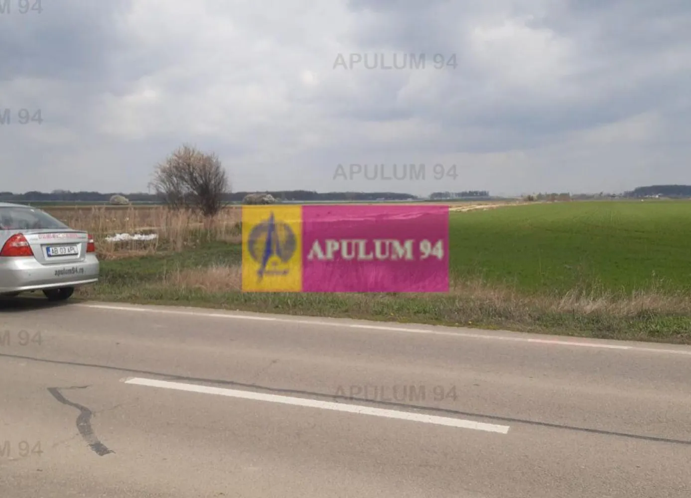 Teren Intravilan cu front stradal la un Drum Principal langa București - Vă propun un teren de colț, cu două frontrui stradale, un front stradal la un drum principal de peste 40ml si un al doilea front stradal la un drum secundar neamenajat de peste 100ml. La nici 14 minute de București, spre Giurgiu, langa Inelul de Centura A0 (Centura a doua a Bucureștiului) avem un teren perfect pentru un mic centru logistic sau un proiect frumos. Terenul este cu front stradal direct la drumul principal ce leagă localitățile 1 Decembrie și Dărăști din județul Ilfov (DJ 401). Frontul stradal este de 41ml pe un tronson de drum care beneficiază de iluminat public stradal. Terenul este compact, proprietarii sunt persoane fizice si tranzactia nu implică TVA. Documentele sunt la zi, avem cadastru, intabulare si documentația cadastrală aferentă. Utilitățile nu sunt la distanță mare. Accesul la teren se poate face ușor fie din A0 coborând la 1 Decembrie pe Soseaua Giurgiului, fie din București pe ieșirea spre Giurgiu (tot Șoseaua Giurgiului) sau prin Măgurele prin Dărăști. Este un teren bine amplasat, o investiție sigură la un preț bun, un teren unde puteți dezvolta frumos orice proiect.Pentru mai multe detalii și programarea de vizionări nu ezitați să mă contactați, Daniel, Apulum94. Facilităm și achiziționarea prin credit ipotecar prin intermediul partenerilor, agenția imobiliară percepe un comision de 3% din prețul de tranzacționare și la vizionare se semnează contract de prestări servicii.