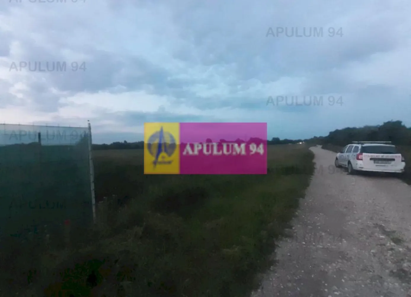 Teren aproape de Bucuresti langa padure - Teren de 3820mp intravilan la 10-15 minute de Bucuresti. Accesul la teren se face dinspre si spre Bucuresti prin DN5- Soseaua Giurgiului, cea mai facila intrare in oras. Deschiderea este de 19ml pe o adancime de 200ml. Padurea se afla la 150ml de teren iar DN5- Soseaua Giurgiului este la 700ml de teren. La mica distanta de teren se afla si A0 care are un picior la mai putin de 1km de teren. Zona va suporta o dezvoltare importanta prin dezvoltarea mai multor proiecte rezidentiale de anvergura , la mica distanta se afla o baza sportiva, in zona se construiesc si complexuri rezidentiale dar si case-vile individuale. Urbanism-ul in zona este de P+2 cu 2 retras (sau P+1+M), C.U.T.-ul este de 1 si P.O.T.-ul este de 30%. Centre comerciale in zona avem Lidl la 900ml, MegaImage, Profi si cu siguranta vor mai aparea si altele. Proprietarii au dobandit prin mostenire, in localitate avem cadastru sistematizat. Pentru detalii si informatii nu ezitati sa ma contactati. Daniel, Apulum94.