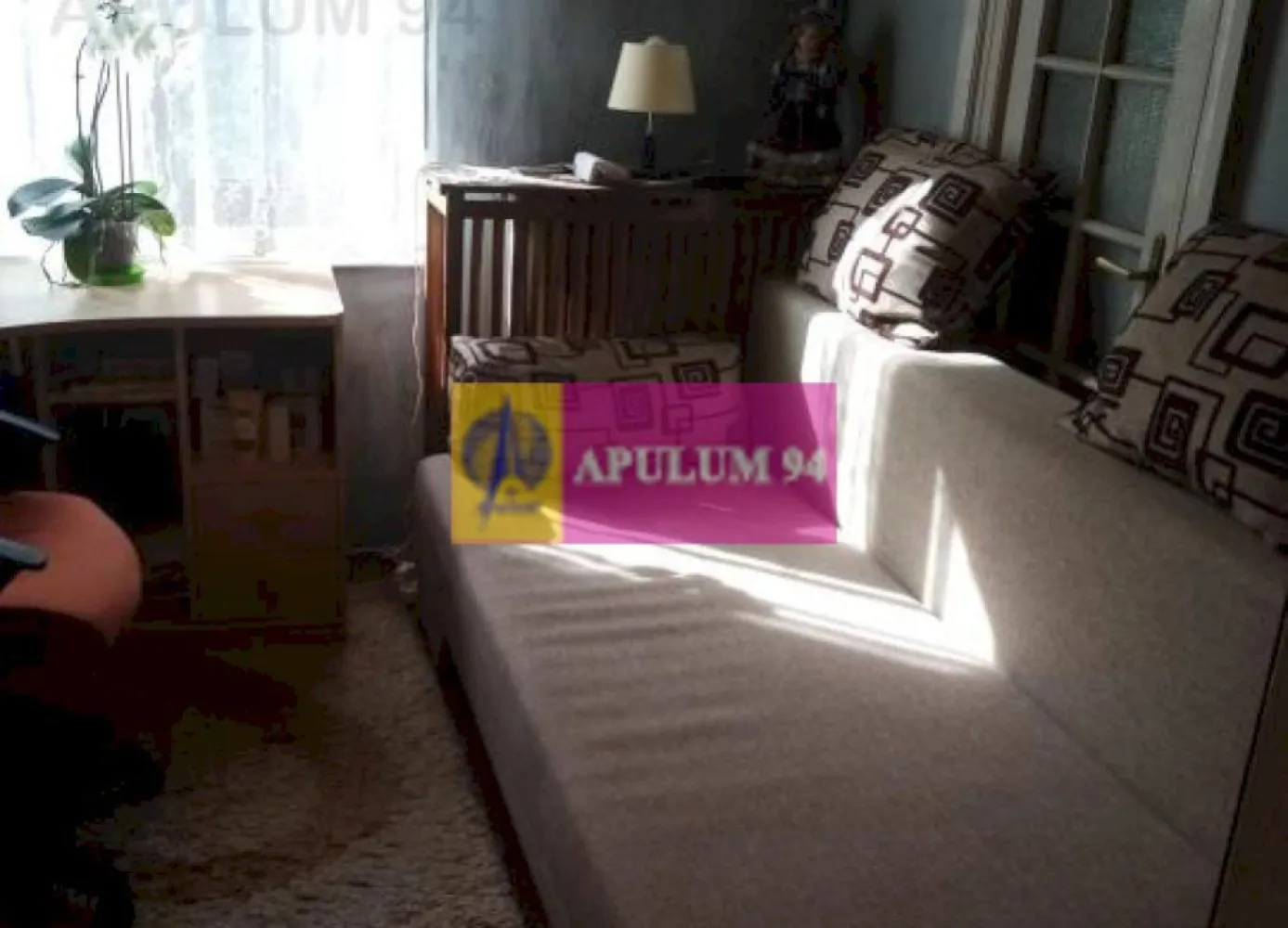 Apartament Elegant in Vilă zona Gradina Botanica-Splaiul Independenței - Vă propun spre cumparare un apartament in zona de centru a Capitalei, dispus pe doua nivele, etaj 1 + mansarda, situat la mică distanță de Gradina Botanică și Palatul Cotroceni.
Finalizat in perioada interbelică, imobilul a schimbat doar o singură dată proprietarul si este bine intreținut. Instalația de gaze, instalația de apa si canalizarea au fost executate de firme avizate și sunt noi, asigurand un confort sporit.
Intregul imobil este dispus pe 4 nivele (Demisol, Parter, Etaj si Mansarda) si compus din doua apartamente. Apartamentul 1 este al familiei care ocupă Demisolul si Parterul iar Apartamentul 2, cel care se vinde, este cel care ocupa Etajul si Mansarda. 
Accesul se face pe intrare separata si toate utilitatile sunt contorizate separat. De la intrarea principala, se urca pe o scara interioara, care apartine (exclusiv) apartamentului 2. Imobilul are 3 căi de acces, o intrare comună situată în partea din spate a casei în apropierea garajului 
(foarte practică atunci când venim de la cumpăraturi deoarece este cea mai apropiată de bucătăria noastră de la etaj) și câte una separată pentru fiecare apartament. Intrările separate sunt deosebite, cu un design primitor și oferă un plus de farmec fiecărui apartament. Beneficiem deci si de o intrare proprie, care ne ofera acces direct atat la etajul 1, cat si la mansarda.
Etajul este de o eleganță aparte și păstrează aerul boem al perioadei interbelice, camerele având o înalțime de peste 3m, elemente decorative si ștucaturi care s-au pastrat foarte bine.
La etajul 1, avem un salon si trei dormitoare, baie, grup sanitar si o bucatarie spatioasa prevăzută cu cămară. La mansarda avem 2 dormitoare cu lucarna fiecare, bucatarie, baie si grup sanitar, dar si 3 camere de pod, care pot fi folosite ca spatii de depozitare. 
Apartamentul poate permite locuirea separata a 2 familii, unul dintre nivele putand constinui o sursa de venit prin inchiriere.
Incalzirea este asigurata de o centrala termica noua (Keston System cu condensare – 30 KW). Apa calda este asigurata de doua centrale Ariston (cate una pe fiecare nivel). Acoperisul a fost schimbat recent, folosindu-se tigla metalica Lindab.
Garajul este proiectat pentru doua masini si este proprietate comuna, in cota de ½. 
Suprafata utila de 174,64 mp include spatiile de la mansarda, spatiile de la etajul 1, garajul si magazia din curte. Suprafata totala construita de 225,74 mp include suplimentar cele 3 camere de pod de la mansarda, balconul de la etajul 1, si cota de ½ din scara de serviciu care este comuna cu apartamentul de la parter.
Apartamentului 2 ii revin 60 mp de teren liber din curte din totalul de 120 mp.
Se vinde practic jumatate din vila frumoasă situată in centrul Capitalei. Imobilul se vinde mobilat si utilat. 
Suntem in zona de centru a Capitalei, la 150 de metri de Podul Cotroceni, in vecinatate aflandus-se Splaiul Independentei, Cladirea Casei Radio, Spitalul Municipal si Carrefour Orhideea.
Avem in proximitate 3 parcuri (Gradina Botanica, Parcul Operei, Parcul Izvor). Metrou avem statia Eroilor la 5 minute mers pe jos iar stație de autobuz si troleibus este la 70m de poarta. Avem in zonă piste de biciclete. 
În apropiere avem mai multe gradinte, școli, licee de prestigiu și mai multe instituții de invațământ superior (Facultatea de Sport, Facultatea de Medicina si Politehnica). 
 Vă aștept cu drag să faceți cunoștință cu noul dumneavoastră cămin. Daniel, Apulum94.