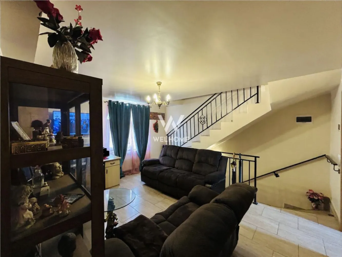 Casa tip Duplex in cartierul Arhitectilor. Sibiu - Spre vanzare o casa tip duplex in cartierul Arhitectilor, Sibiu. Cu o suprafata utila de 119mp. Compartimentata astfel: 3-dormitoare 2-bai 1-living 1-bucatarie * 3 locuri de parcare * gradina de aprox. 50mp. Acces facil, drum asfaltat/iluminat, transport public, distanta scurta de magazin Lidl. s.a. Pret: 200 000 euro NEGOCIABIL. Achizitia este posibila cat cu credit ipotecar atat si din surse proprii. Detalii la tel: 0745 99 55 37 Mihai. }}