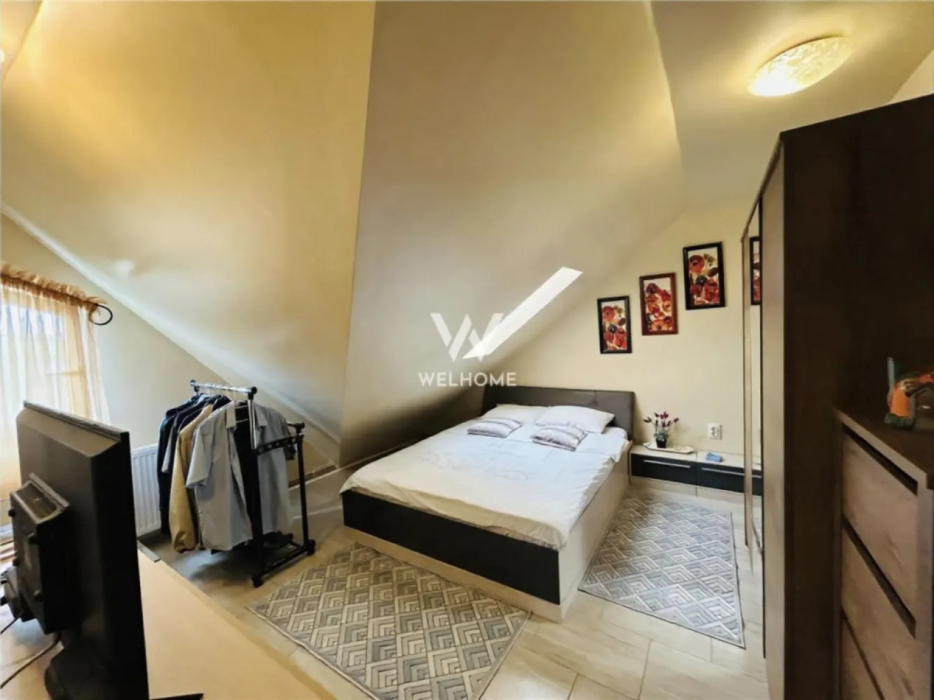 Casa tip Duplex in cartierul Arhitectilor. Sibiu - Spre vanzare o casa tip duplex in cartierul Arhitectilor, Sibiu. Cu o suprafata utila de 119mp. Compartimentata astfel: 3-dormitoare 2-bai 1-living 1-bucatarie * 3 locuri de parcare * gradina de aprox. 50mp. Acces facil, drum asfaltat/iluminat, transport public, distanta scurta de magazin Lidl. s.a. Pret: 200 000 euro NEGOCIABIL. Achizitia este posibila cat cu credit ipotecar atat si din surse proprii. Detalii la tel: 0745 99 55 37 Mihai. }}