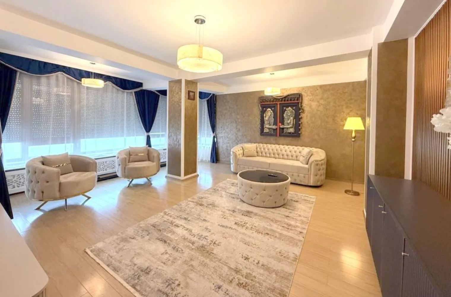Inchiriere - 3 camere mobilate si utilate premium - Faleza Dunarii - Va propunem spre inchiriere un apartament exceptional cu 3 camere, situat pe Faleza Dunarii, intr-una dintre cele mai apreciate si spectaculoase zone ale orasului.

Apartamentul este complet nou si ultrafinisat, avand o suprafata generoasa de 105 mp si o compartimentare inteligenta, conceputa pentru a oferi confort, eleganta si un stil de viata exclusivist.
Situat la etajul 5, imobilul beneficiaza de o vedere panoramica frontala impresionanta asupra Dunarii, oferind o atmosfera unica si relaxanta in fiecare zi.

Fiecare detaliu al locuintei a fost realizat cu atentie si bun gust, iar mobilierul este complet nou, multe dintre piese pastrand inca foliile protectoare, ceea ce evidentiaza faptul ca apartamentul nu a mai fost locuit.
Apartamentul impresioneaza prin spatiile generoase, finisajele premium si luminozitatea naturala, fiind alegerea ideala pentru persoanele care isi doresc confort, eleganta si o locatie deosebita, aproape de principalele puncte de interes ale orasului.

Pret chirie: 1000 euro/luna
Garantie: 1000 euro
Se adauga comisionul agentiei la semnarea contractului.

Pentru informatii suplimentare si programarea unei vizionari:
Ene Liliana – Mag Invest
Telefon: 0746 252 252

O locuinta cu adevarat frumoasa, pentru cei care isi doresc sa locuiasca intr-un cadru spectaculos, cu vedere directa la Dunare!