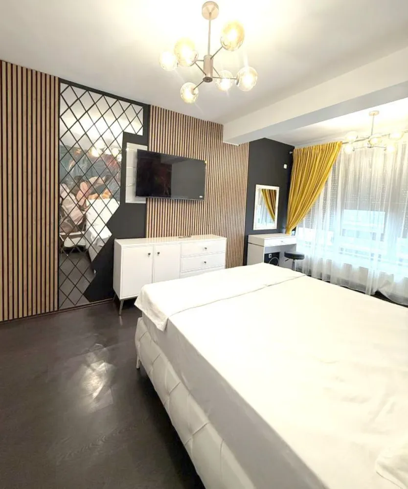 Inchiriere - 3 camere mobilate si utilate premium - Faleza Dunarii - Va propunem spre inchiriere un apartament exceptional cu 3 camere, situat pe Faleza Dunarii, intr-una dintre cele mai apreciate si spectaculoase zone ale orasului.

Apartamentul este complet nou si ultrafinisat, avand o suprafata generoasa de 105 mp si o compartimentare inteligenta, conceputa pentru a oferi confort, eleganta si un stil de viata exclusivist.
Situat la etajul 5, imobilul beneficiaza de o vedere panoramica frontala impresionanta asupra Dunarii, oferind o atmosfera unica si relaxanta in fiecare zi.

Fiecare detaliu al locuintei a fost realizat cu atentie si bun gust, iar mobilierul este complet nou, multe dintre piese pastrand inca foliile protectoare, ceea ce evidentiaza faptul ca apartamentul nu a mai fost locuit.
Apartamentul impresioneaza prin spatiile generoase, finisajele premium si luminozitatea naturala, fiind alegerea ideala pentru persoanele care isi doresc confort, eleganta si o locatie deosebita, aproape de principalele puncte de interes ale orasului.

Pret chirie: 1000 euro/luna
Garantie: 1000 euro
Se adauga comisionul agentiei la semnarea contractului.

Pentru informatii suplimentare si programarea unei vizionari:
Ene Liliana – Mag Invest
Telefon: 0746 252 252

O locuinta cu adevarat frumoasa, pentru cei care isi doresc sa locuiasca intr-un cadru spectaculos, cu vedere directa la Dunare!