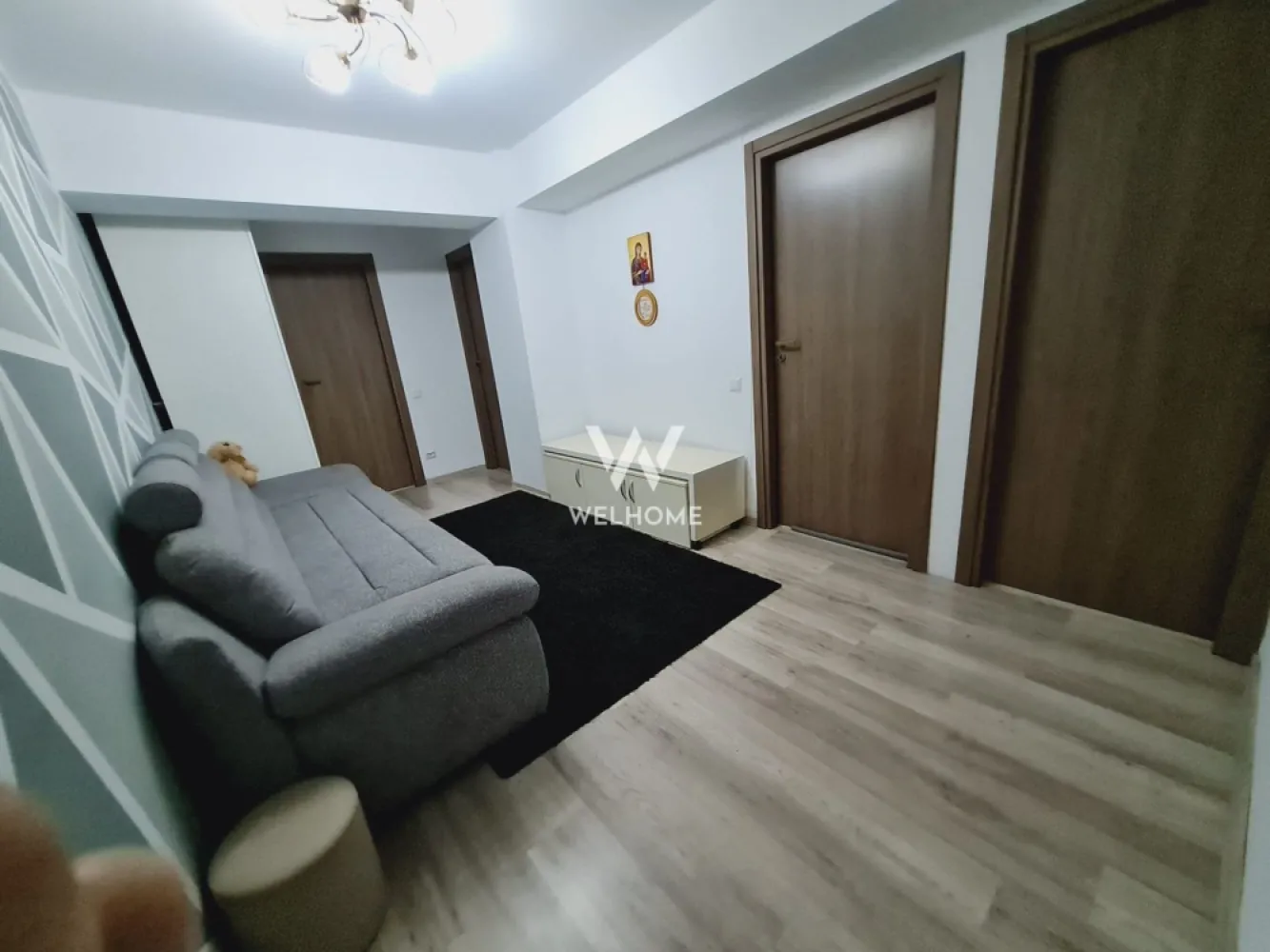 Apartament 3 camere, mobilat și utilat – Turnișor, etaj 3 cu lift - Vă propunem spre vânzare un apartament cu 3 camere, situat în cartierul Turnișor, într-un bloc modern dotat cu lift, la etajul 3. Apartamentul are o compartimentare practică și funcțională, fiind compus din: living, bucătărie separată, 2 dormitoare, baie. Locuința se vinde complet mobilată și utilată, fiind ideală pentru mutare imediată sau pentru investiție. Mobilierul este bine întreținut, iar apartamentul beneficiază de lumină naturală și un ambient plăcut. Zona este una liniștită, cu acces facil către punctele de interes din oraș, magazine, mijloace de transport și alte facilități. Preț: 109.000 euro cash/credit Pentru mai multe detalii sau programarea unei vizionări, nu ezitați să mă contactați. }}
