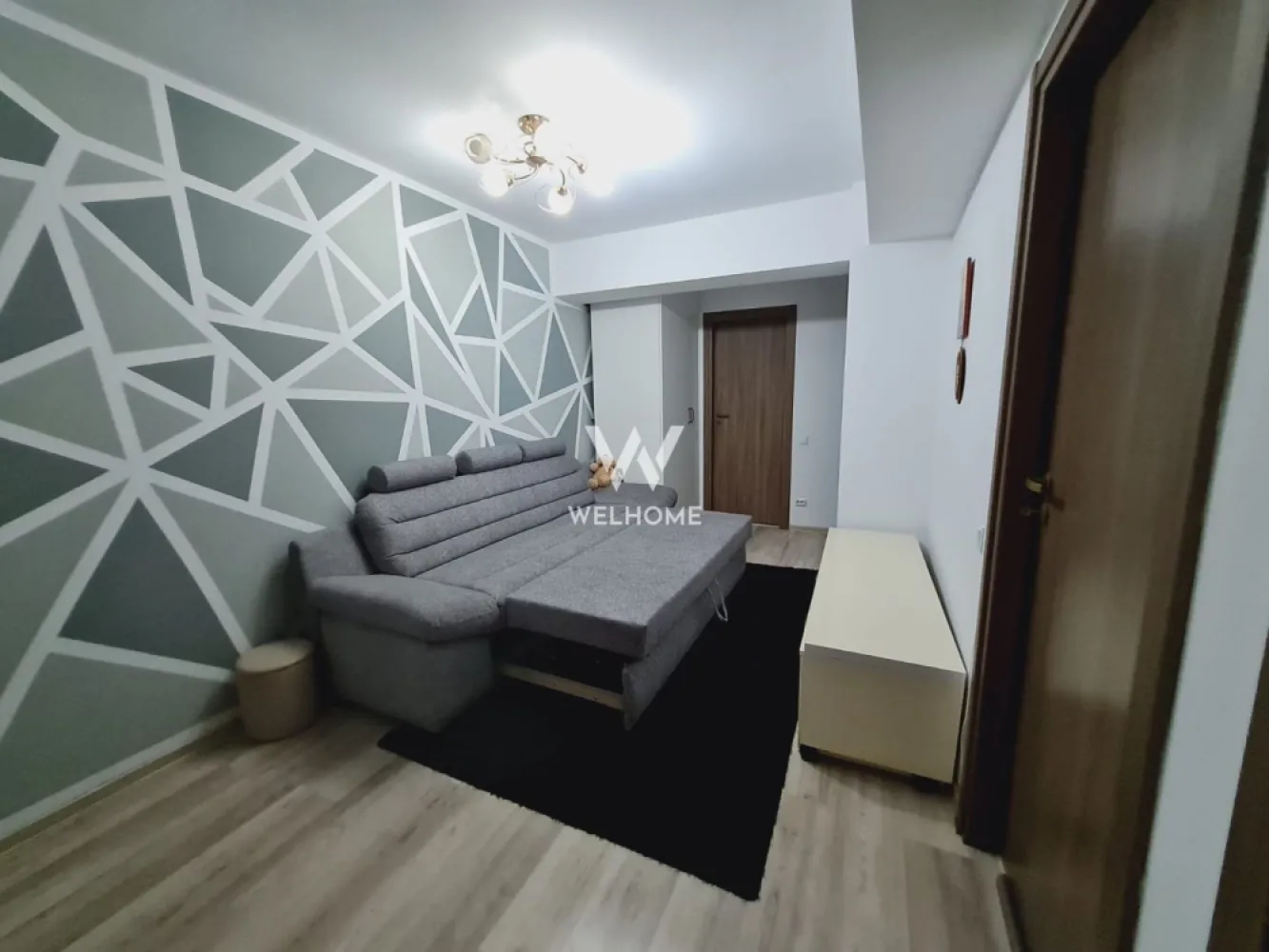 Apartament 3 camere, mobilat și utilat – Turnișor, etaj 3 cu lift - Vă propunem spre vânzare un apartament cu 3 camere, situat în cartierul Turnișor, într-un bloc modern dotat cu lift, la etajul 3. Apartamentul are o compartimentare practică și funcțională, fiind compus din: living, bucătărie separată, 2 dormitoare, baie. Locuința se vinde complet mobilată și utilată, fiind ideală pentru mutare imediată sau pentru investiție. Mobilierul este bine întreținut, iar apartamentul beneficiază de lumină naturală și un ambient plăcut. Zona este una liniștită, cu acces facil către punctele de interes din oraș, magazine, mijloace de transport și alte facilități. Preț: 109.000 euro cash/credit Pentru mai multe detalii sau programarea unei vizionări, nu ezitați să mă contactați. }}