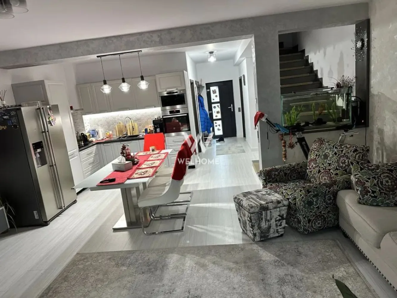 Casă modernă, garaj și curte amenajată – Șelimbăr - Descoperă o locuință luminoasă și spațioasă, situată într-o zonă liniștită și exclusiv rezidențială de case noi din Șelimbăr – ideală pentru o familie care își dorește confort, intimitate și acces rapid către oraș. Proprietatea dispune de un teren de 318 mp, o suprafață construită la sol de 92 mp și o suprafață desfășurată de 183 mp, totalizând aproximativ 150 mp utili. Casa este construită în 2016, structurată pe Parter + Etaj, și se predă la cheie, complet finisată. Compartimentare inteligentă: Parter: hol generos, baie, bucătărie + living open-space, dressing, casă a scării, terasă Etaj: hol, 3 camere fiecare cu balcon si 2 băi Exterior & facilități: garaj, curte amenajată, ideală pentru relaxare, 4 locuri de parcare, imprejmuire realizată + poartă pietonală și auto, toate utilitățile disponibile. O casă complet funcțională, bine compartimentată și foarte luminoasă – perfectă pentru cei care caută un echilibru între liniște și proximitatea față de Sibiu. Pret: 255 000 EURO Telefon: 0756 094 405 }}