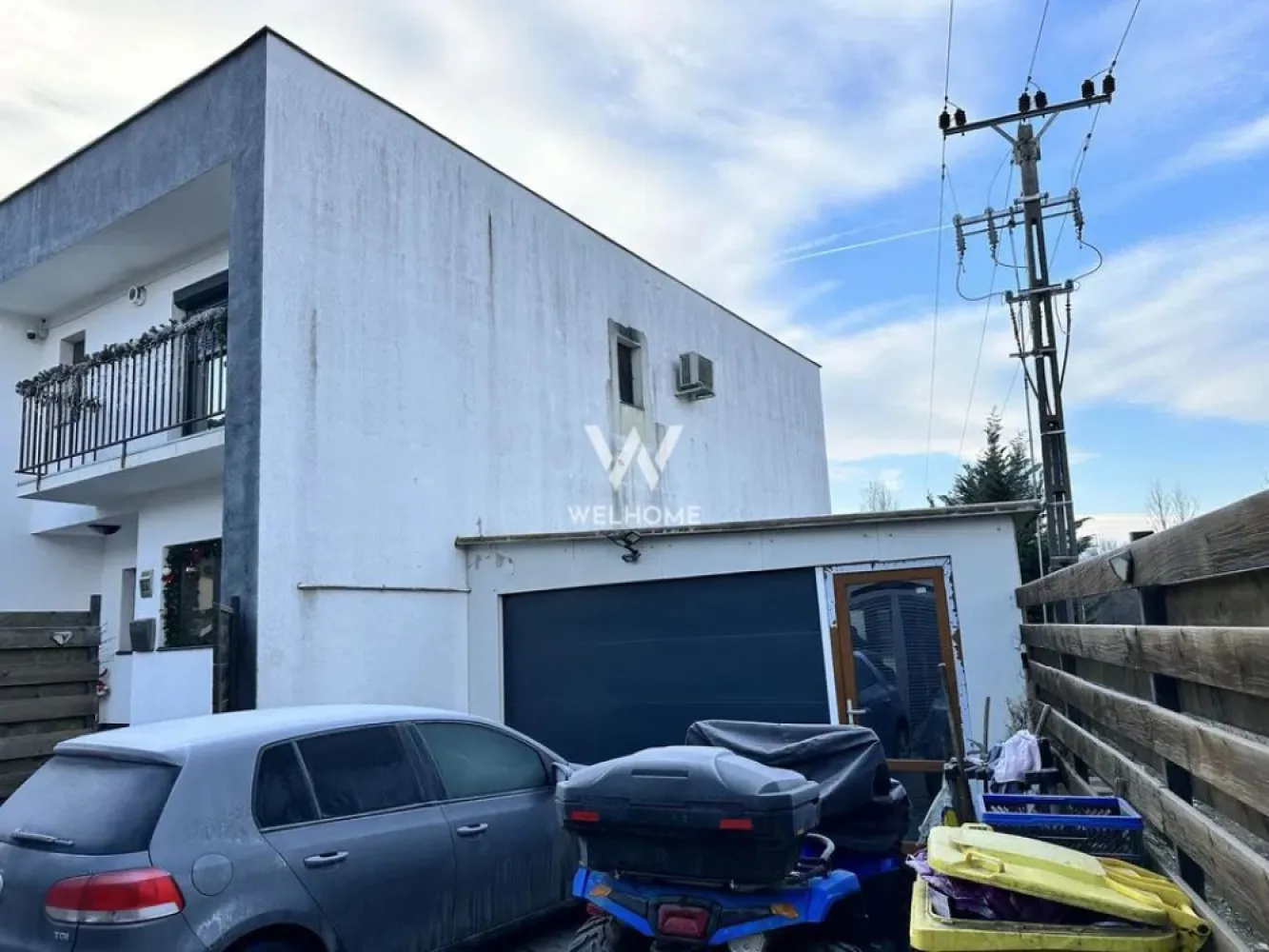 Casă modernă, garaj și curte amenajată – Șelimbăr - Descoperă o locuință luminoasă și spațioasă, situată într-o zonă liniștită și exclusiv rezidențială de case noi din Șelimbăr – ideală pentru o familie care își dorește confort, intimitate și acces rapid către oraș. Proprietatea dispune de un teren de 318 mp, o suprafață construită la sol de 92 mp și o suprafață desfășurată de 183 mp, totalizând aproximativ 150 mp utili. Casa este construită în 2016, structurată pe Parter + Etaj, și se predă la cheie, complet finisată. Compartimentare inteligentă: Parter: hol generos, baie, bucătărie + living open-space, dressing, casă a scării, terasă Etaj: hol, 3 camere fiecare cu balcon si 2 băi Exterior & facilități: garaj, curte amenajată, ideală pentru relaxare, 4 locuri de parcare, imprejmuire realizată + poartă pietonală și auto, toate utilitățile disponibile. O casă complet funcțională, bine compartimentată și foarte luminoasă – perfectă pentru cei care caută un echilibru între liniște și proximitatea față de Sibiu. Pret: 255 000 EURO Telefon: 0756 094 405 }}